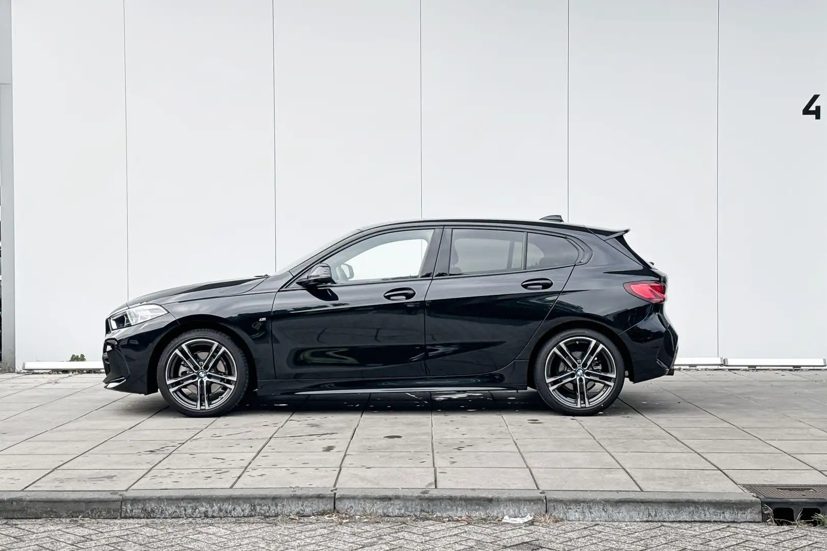 BMW 118 1 Serie 118i M-Sport Zwart - 2