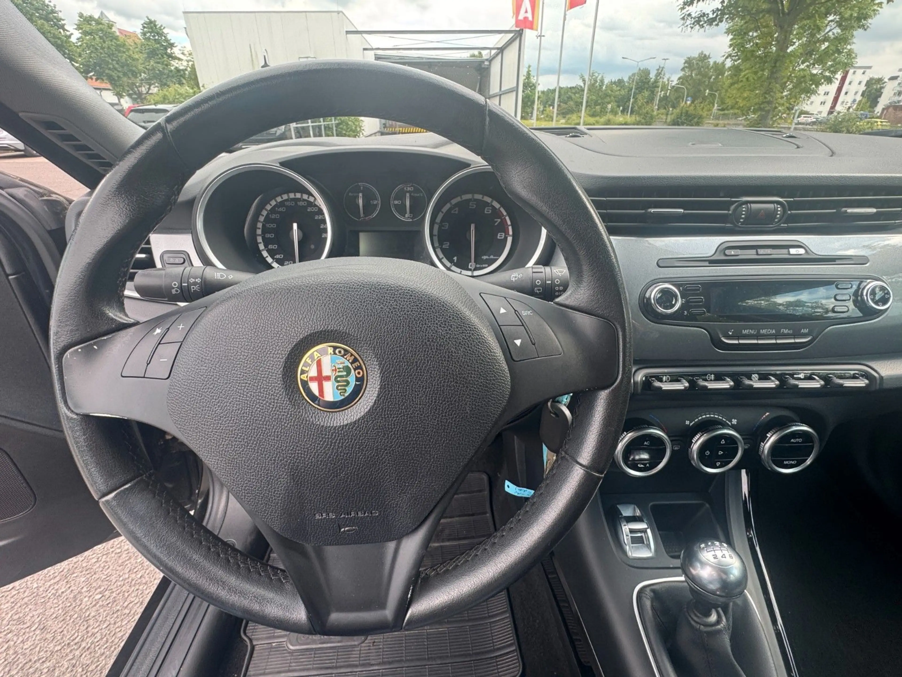 Alfa Romeo Giulietta Turismo — photo 11