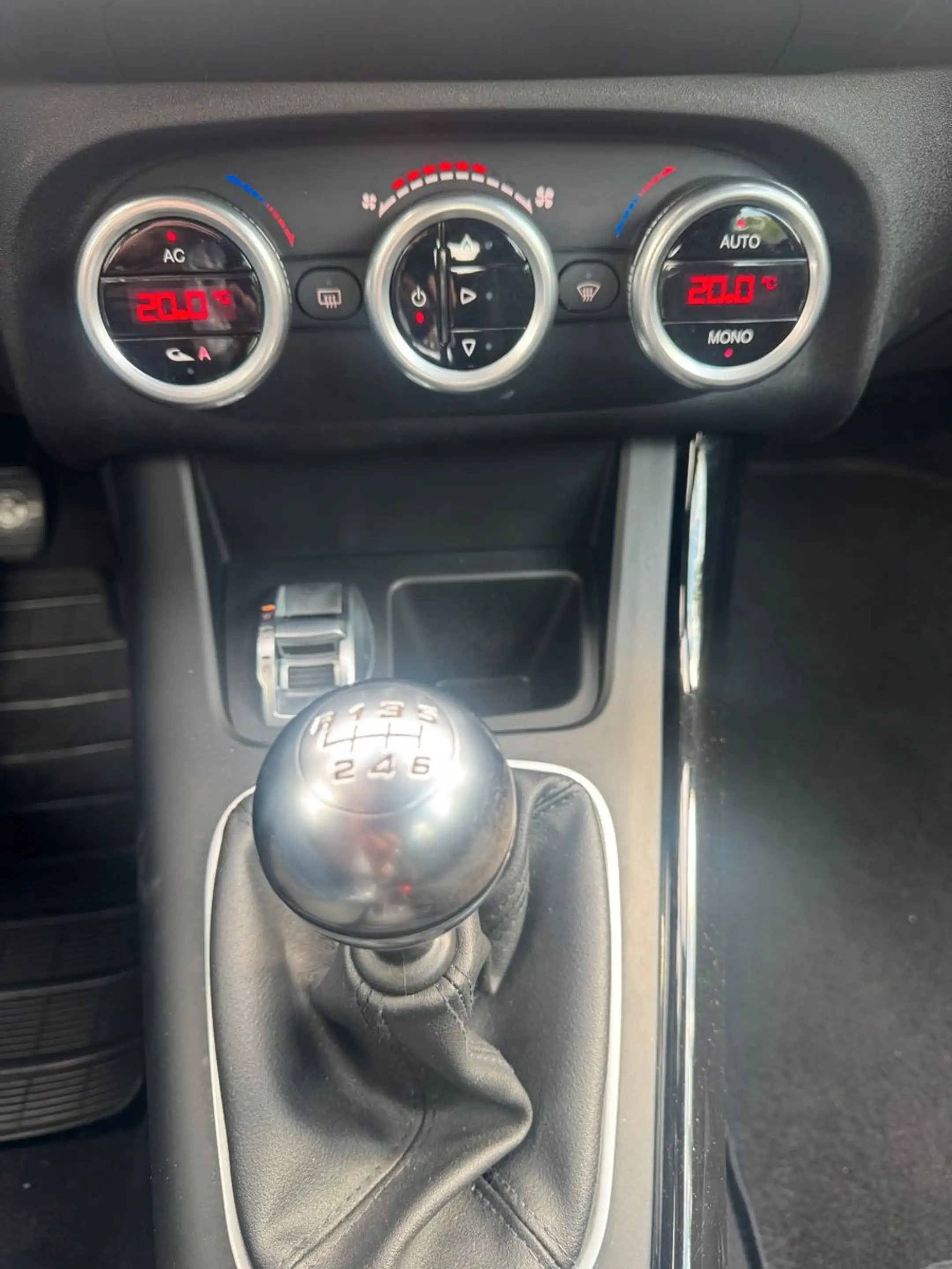 Alfa Romeo Giulietta Turismo — photo 15