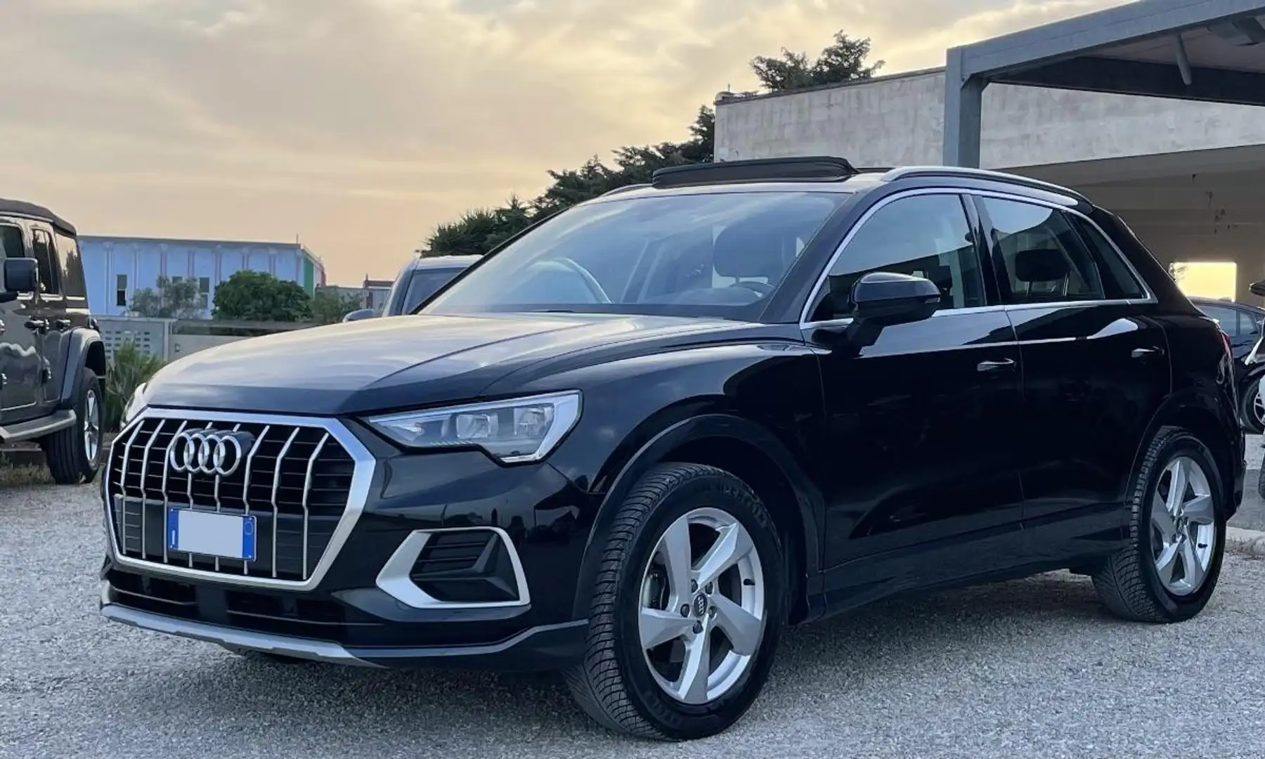 Audi Q3 35 TDI S tronic Business Advanced Zwart - 2