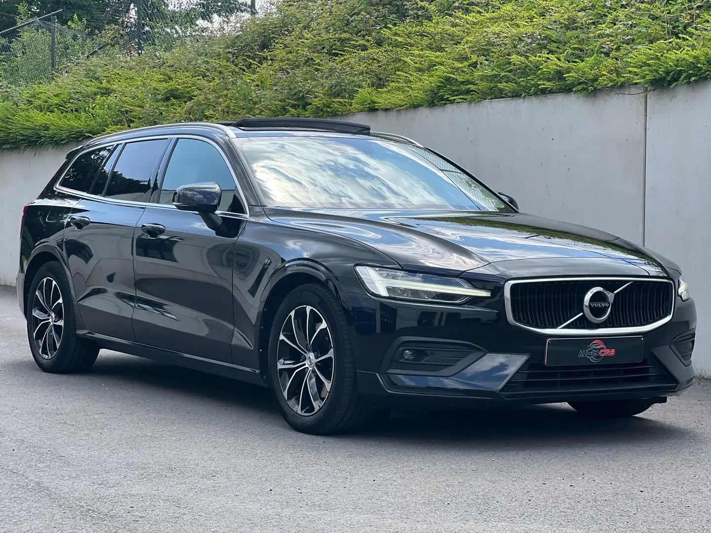 Volvo V60 2.0 B3 MHE Momentum Pro Geartronic Noir - 2