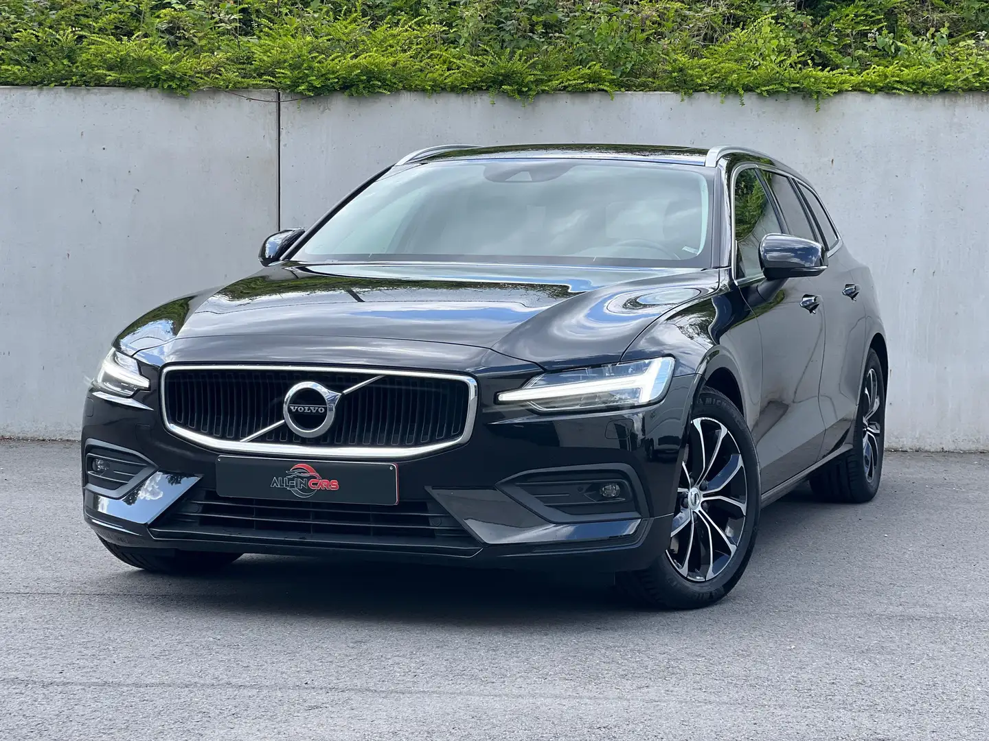 Volvo V60 2.0 B3 MHE Momentum Pro Geartronic Noir - 1