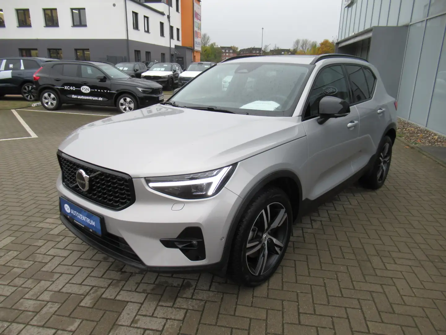 Volvo XC40 B4 Benzin Plus Dark Automatik Silber - 1