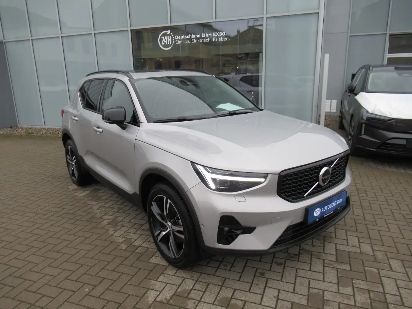 Volvo XC40 B4 Benzin Plus Dark Automatik Silber - 2