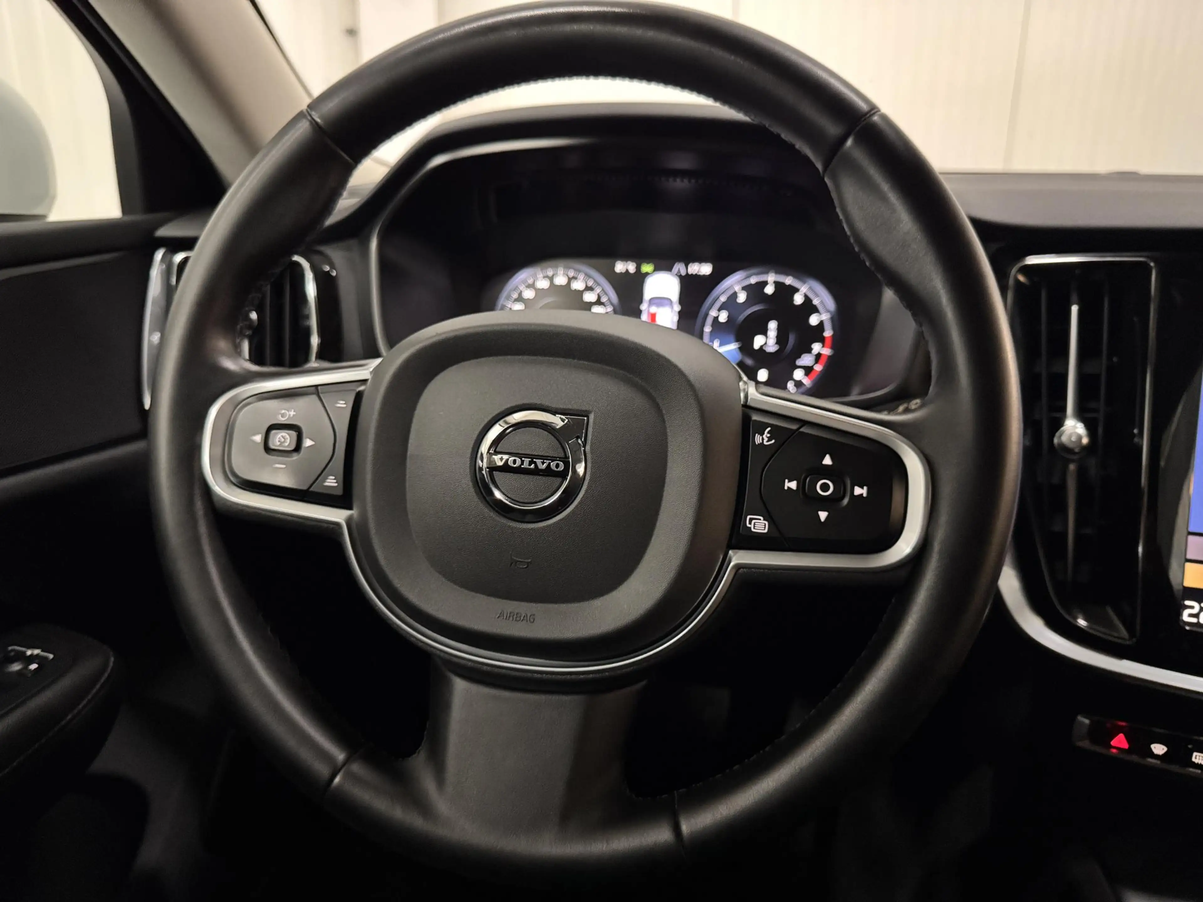 Volvo V60 2.0 B3 Essential Edition AUTOMAAT PARELMOER CAMERA — photo 5