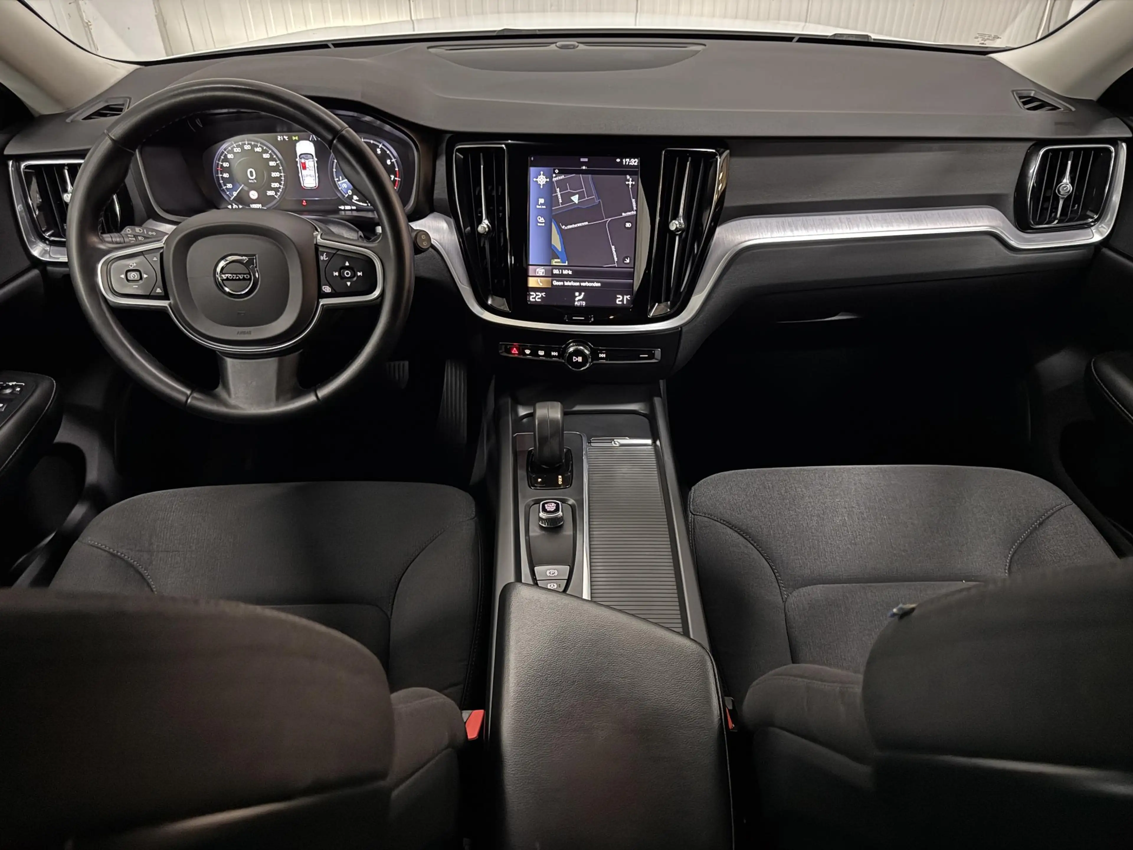 Volvo V60 2.0 B3 Essential Edition AUTOMAAT PARELMOER CAMERA — photo 3