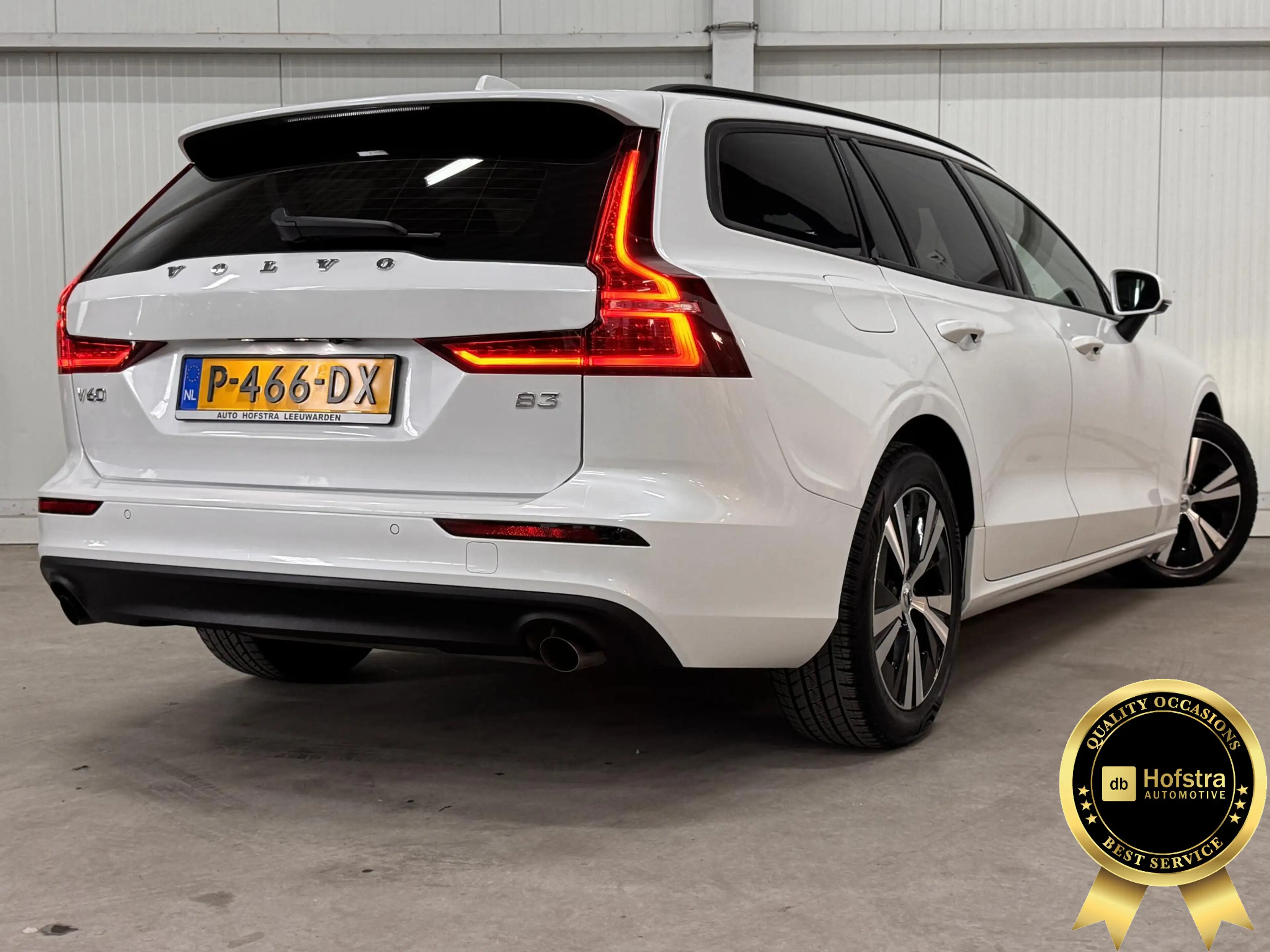 Volvo V60 2.0 B3 Essential Edition AUTOMAAT PARELMOER CAMERA — photo 2