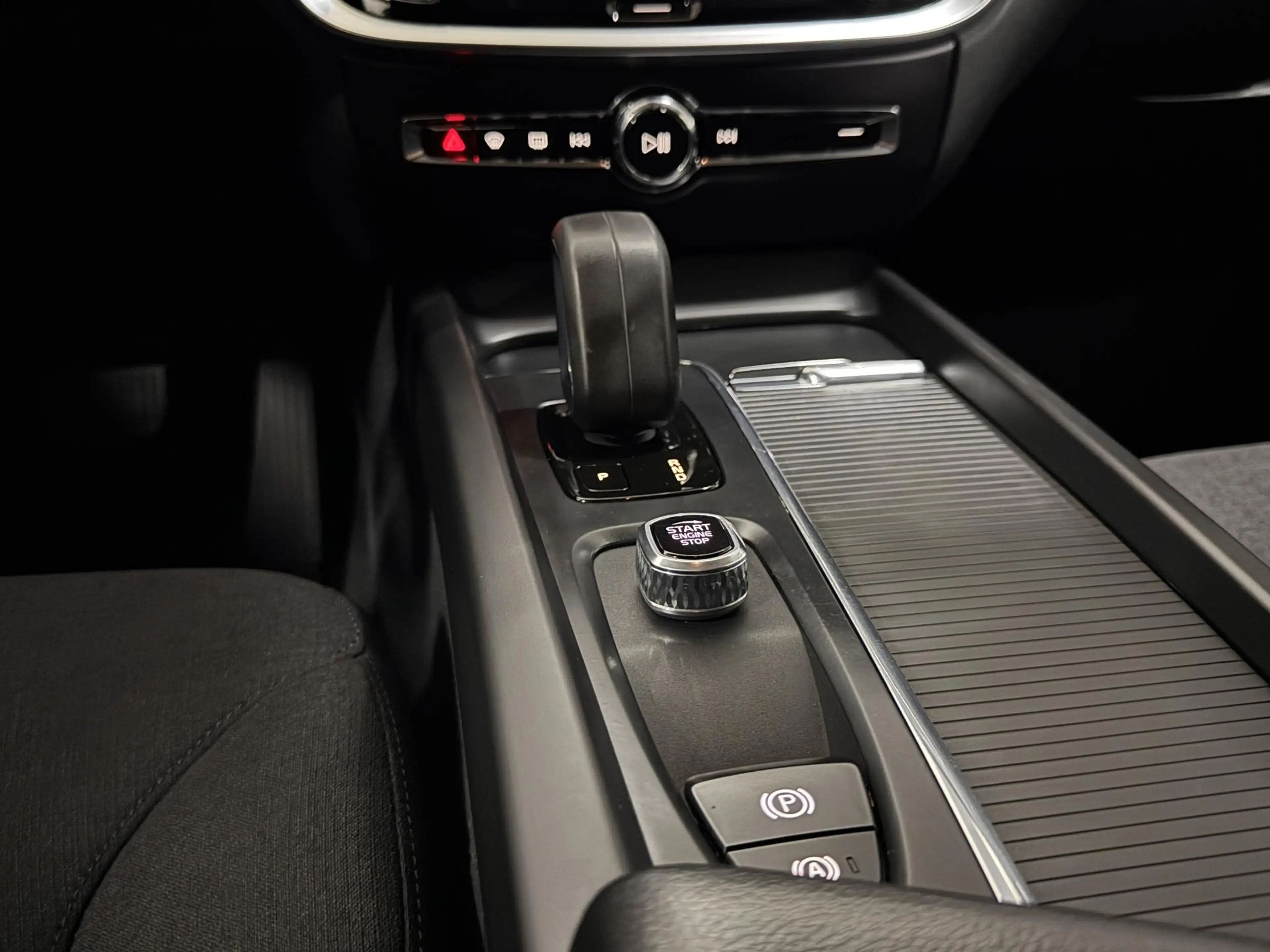 Volvo V60 2.0 B3 Essential Edition AUTOMAAT PARELMOER CAMERA — photo 8