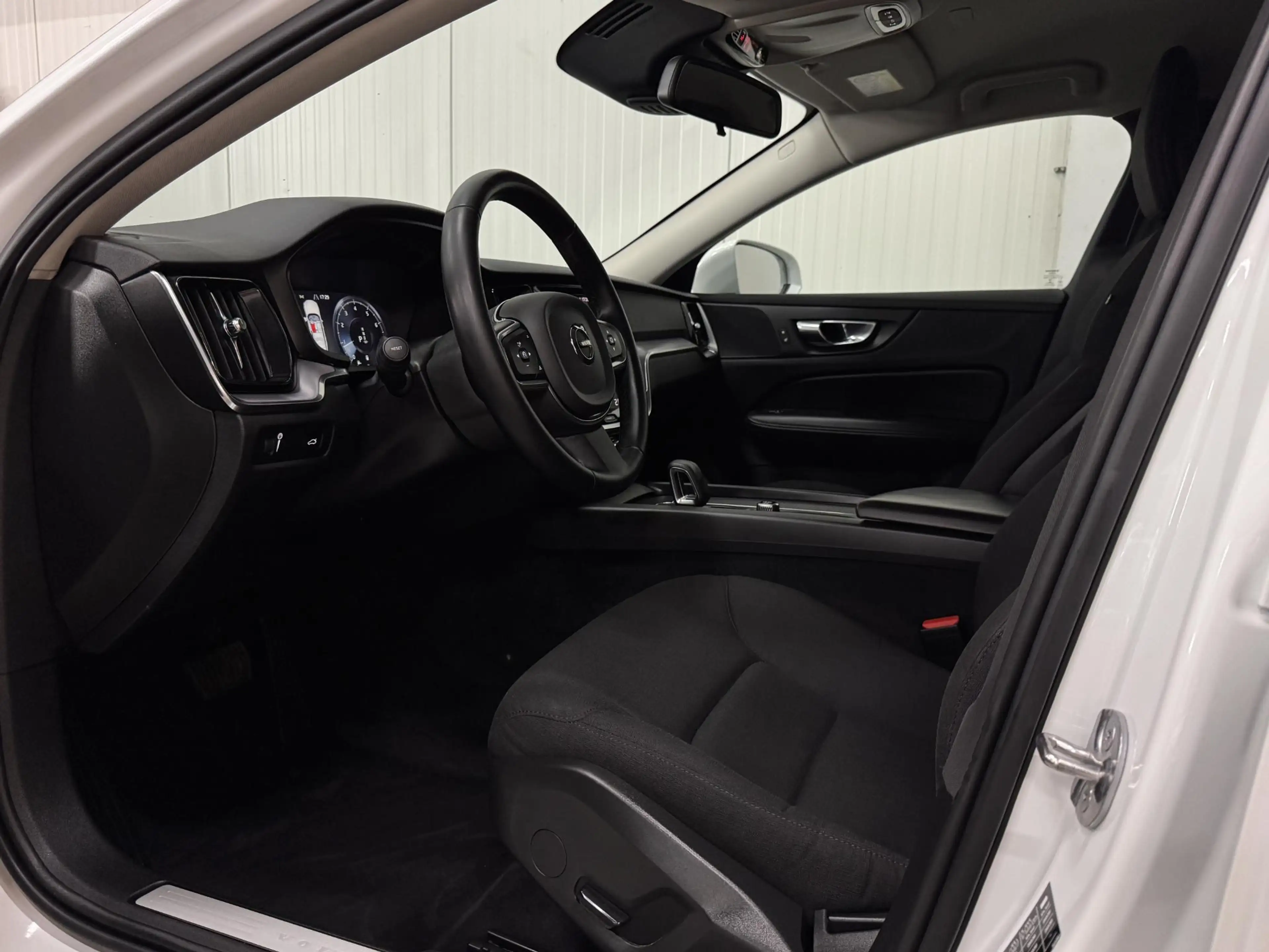 Volvo V60 2.0 B3 Essential Edition AUTOMAAT PARELMOER CAMERA — photo 6