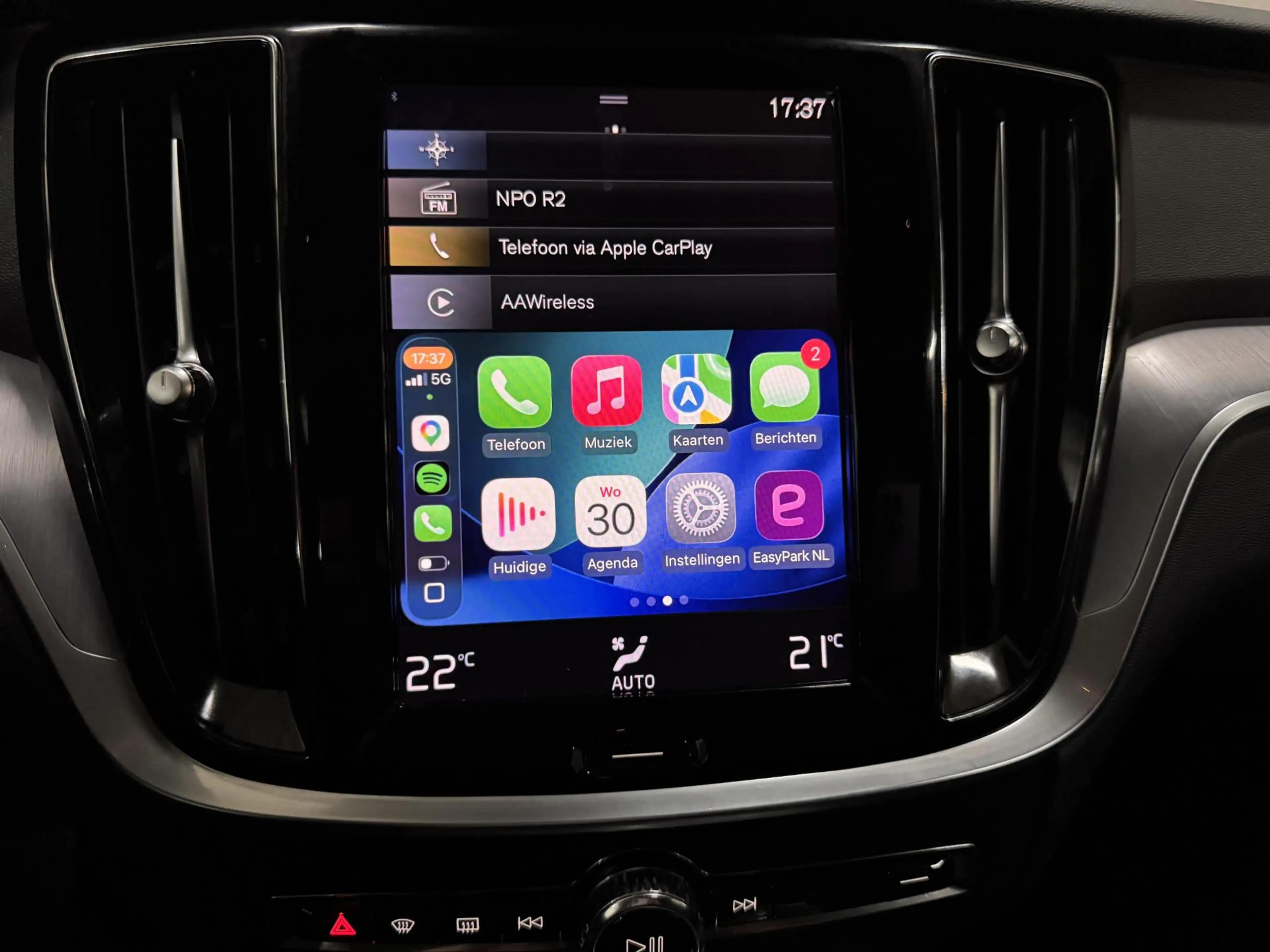 Volvo V60 2.0 B3 Essential Edition AUTOMAAT PARELMOER CAMERA — photo 13