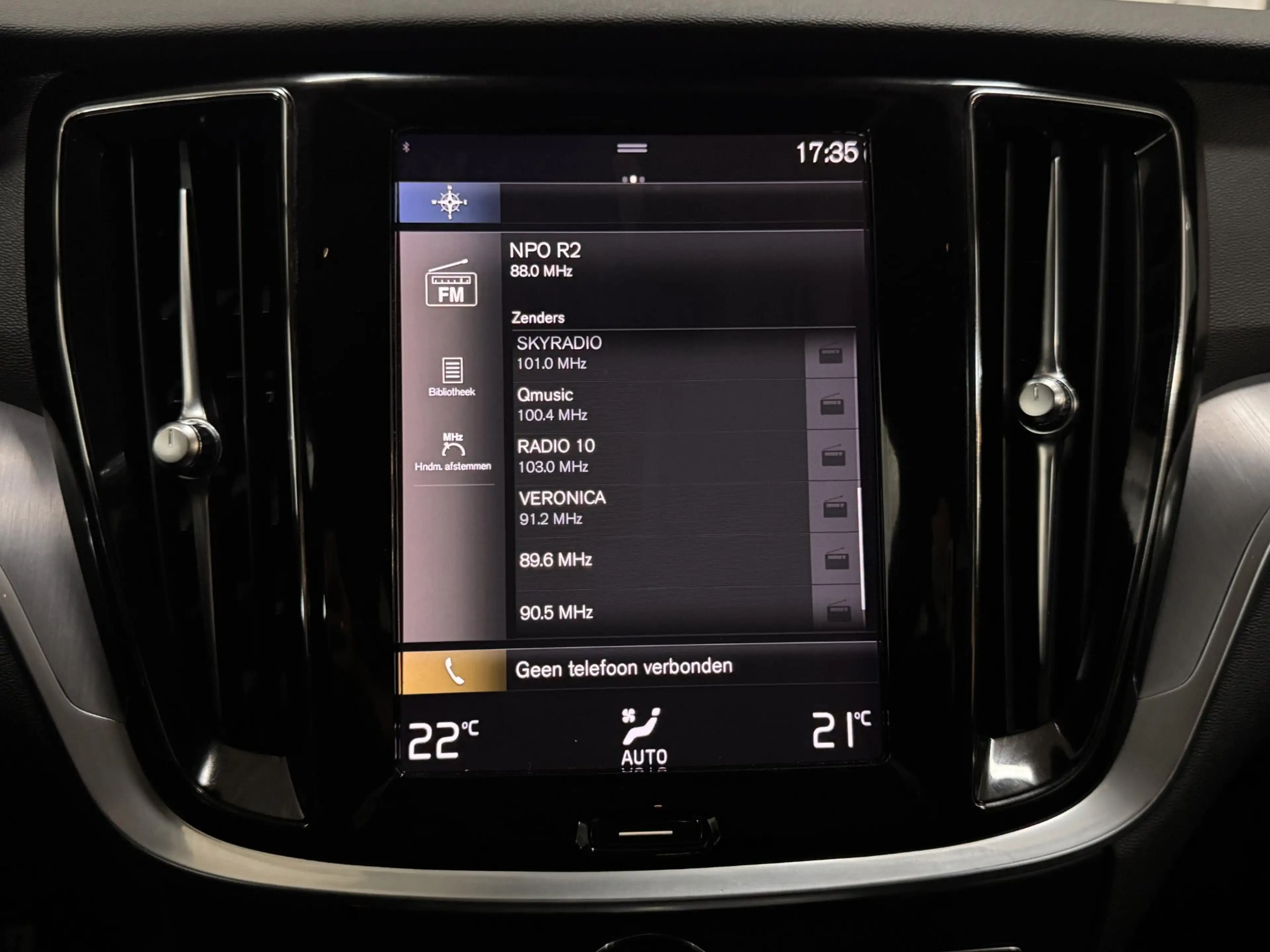 Volvo V60 2.0 B3 Essential Edition AUTOMAAT PARELMOER CAMERA — photo 9