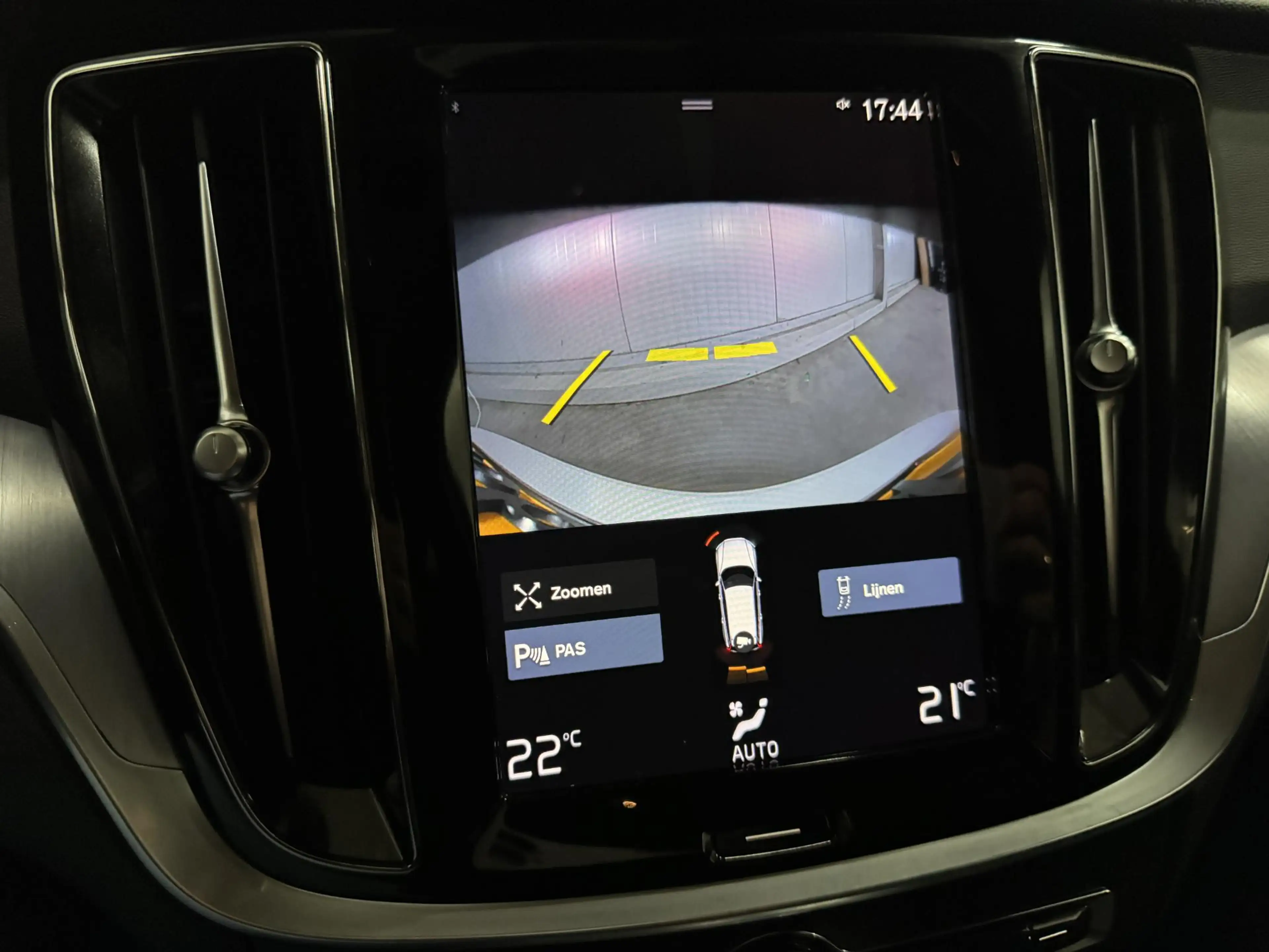 Volvo V60 2.0 B3 Essential Edition AUTOMAAT PARELMOER CAMERA — photo 15