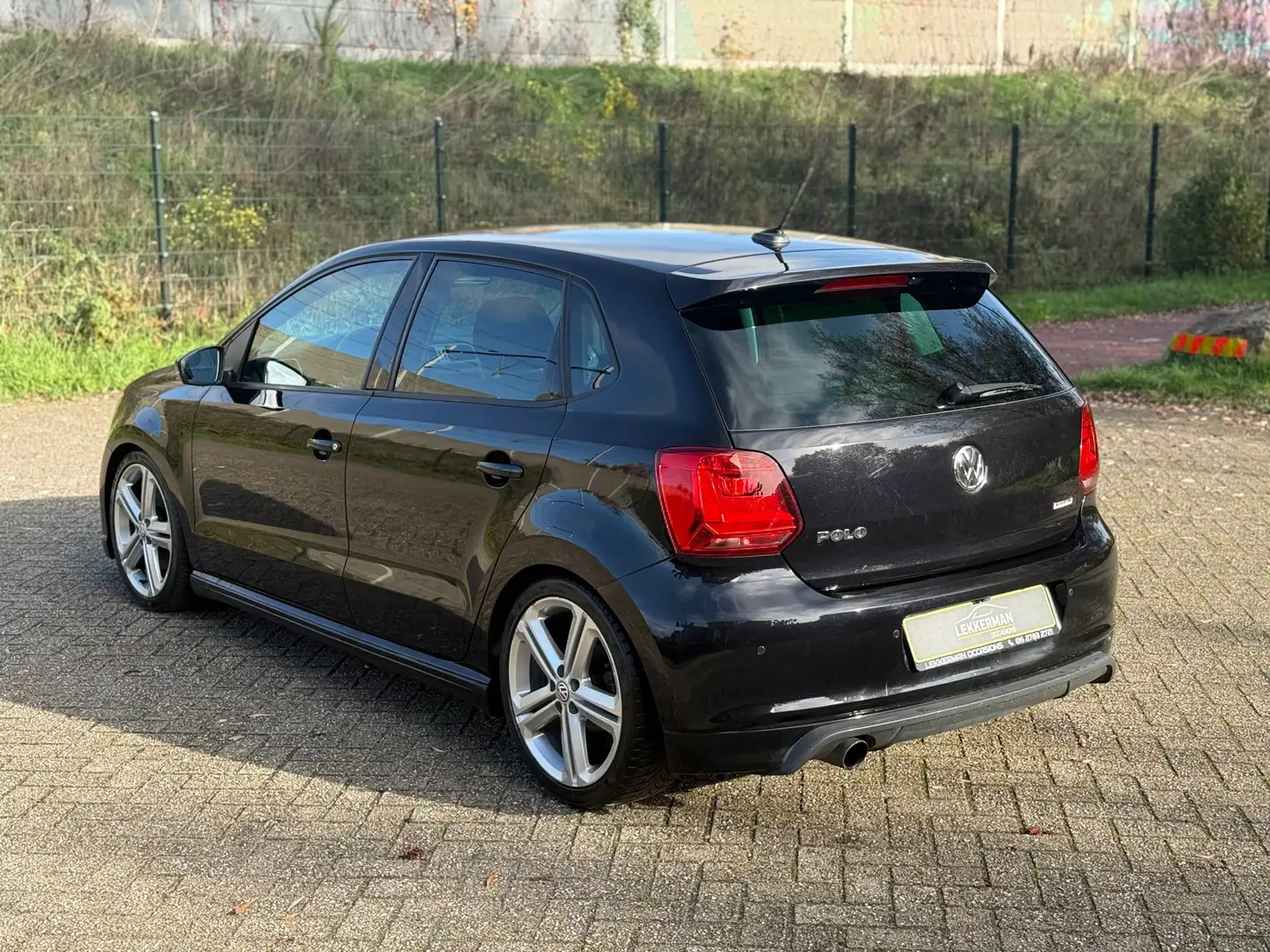 Volkswagen Polo 1.2 TSI R-LINE 110PK I CAMERA I PDC I CRUISE I 6BA Zwart - 2