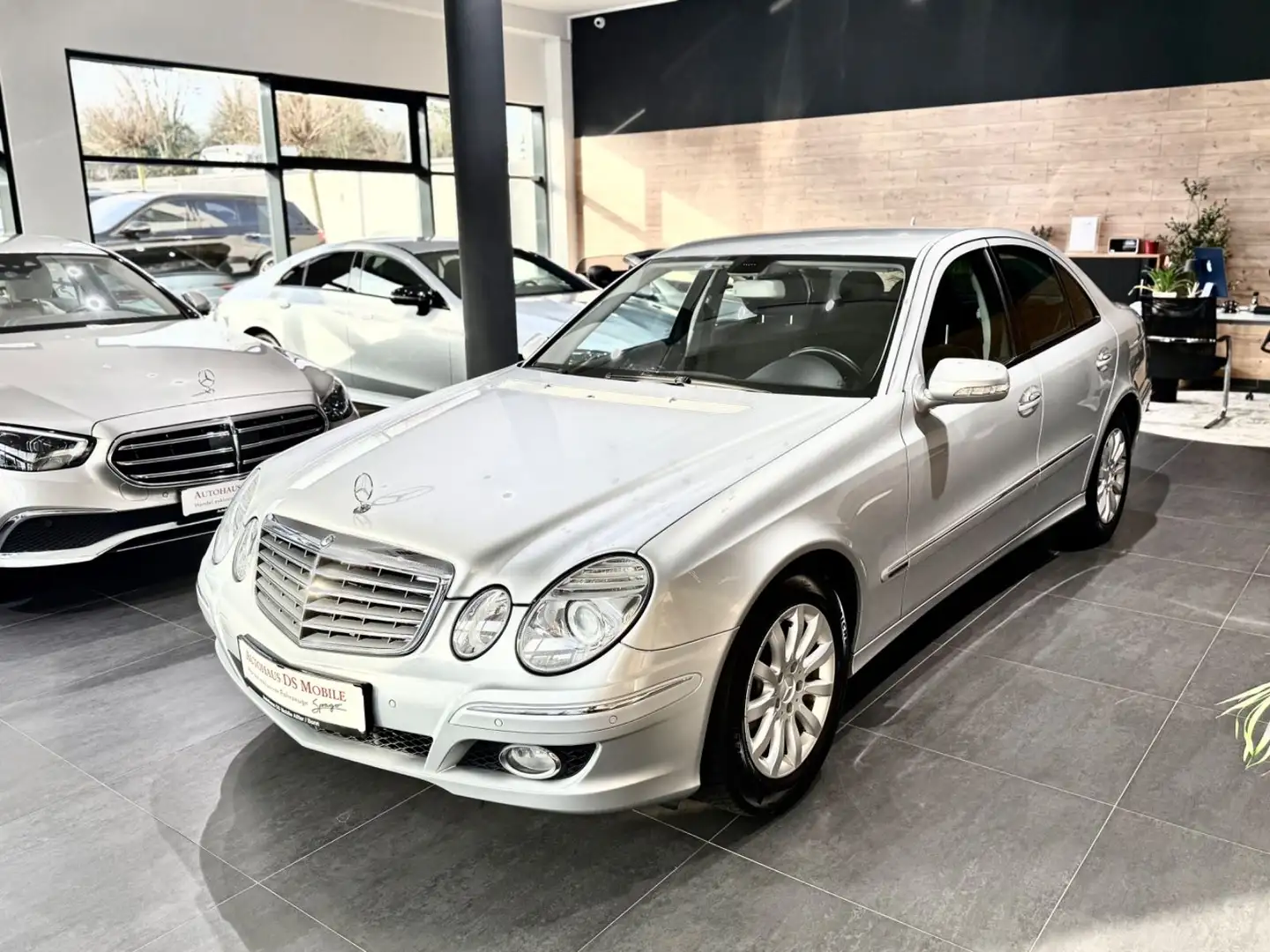 Mercedes-Benz E 200 Elegance Limousine /2HD/6 Gang Schalter Plateado - 1