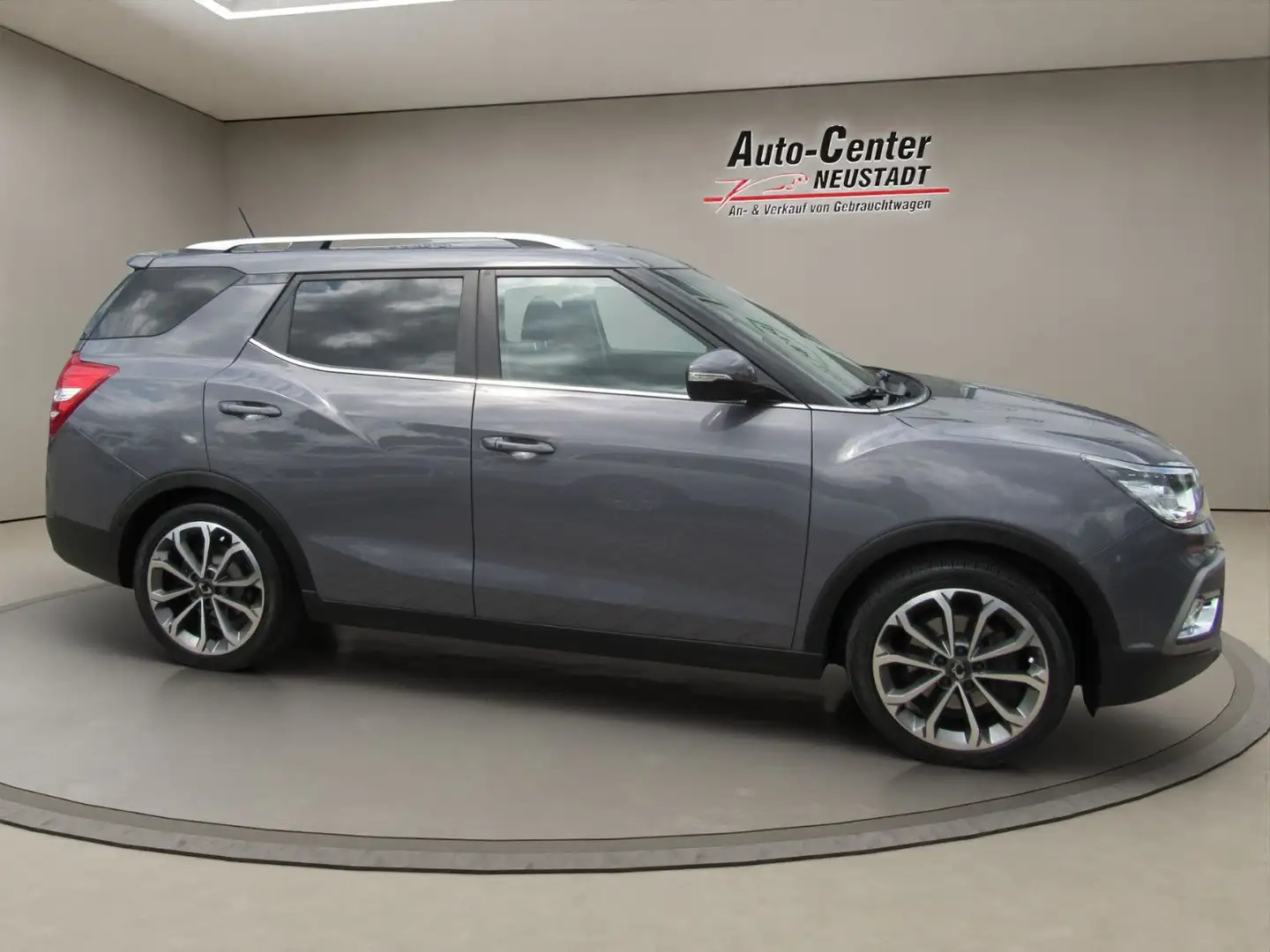SsangYong Tivoli 1.6 e-XGi 160 SAPPHIRE 2WD, NAVI, AHK.. Grau - 2