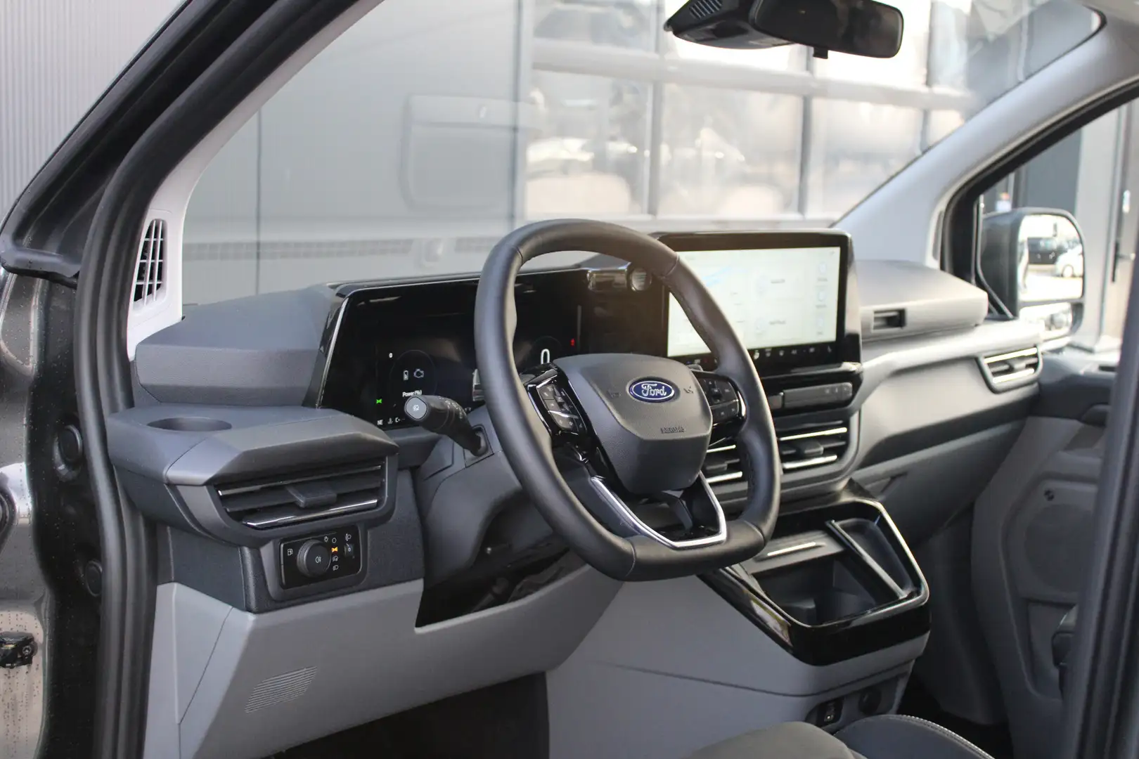 Ford Tourneo Custom 340 2.5 PHEV L2H1 Titanium X 232pk - ACC - Pano - Grijs - 2