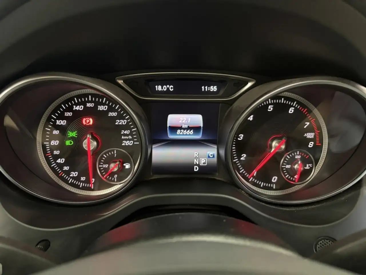 Mercedes-Benz GLA снимка Mercedes-Benz GLA