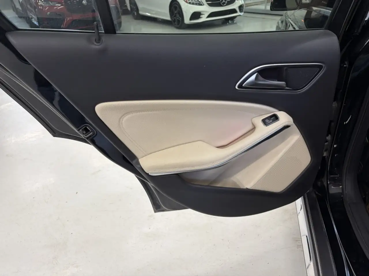 Mercedes-Benz GLA снимка Mercedes-Benz GLA