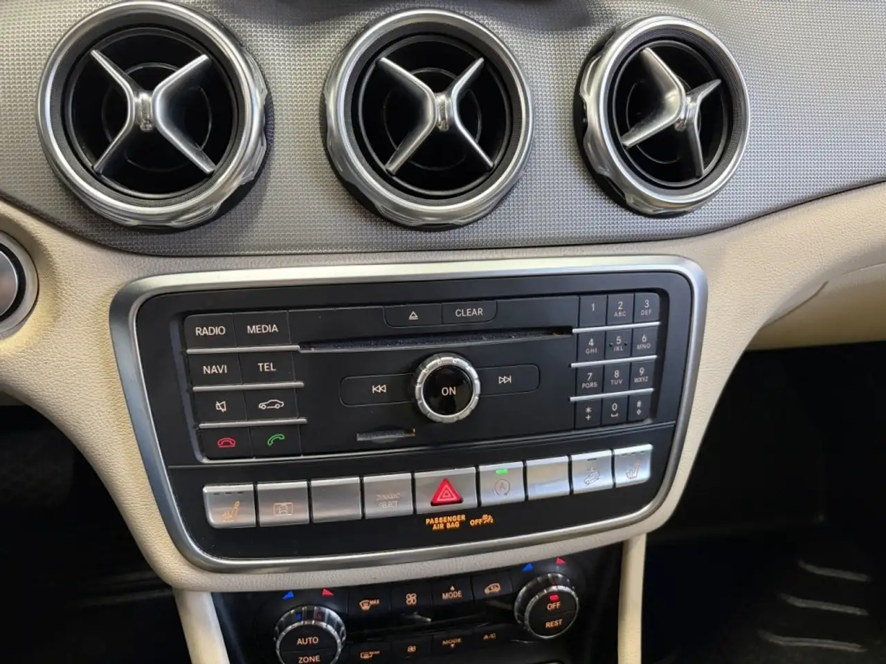 Mercedes-Benz GLA снимка Mercedes-Benz GLA