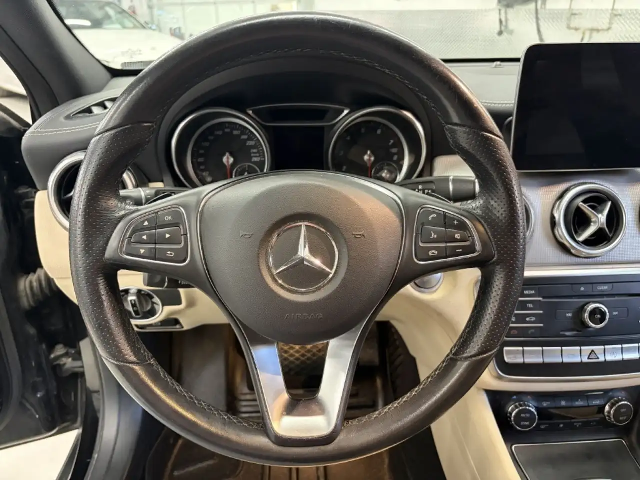 Mercedes-Benz GLA снимка Mercedes-Benz GLA