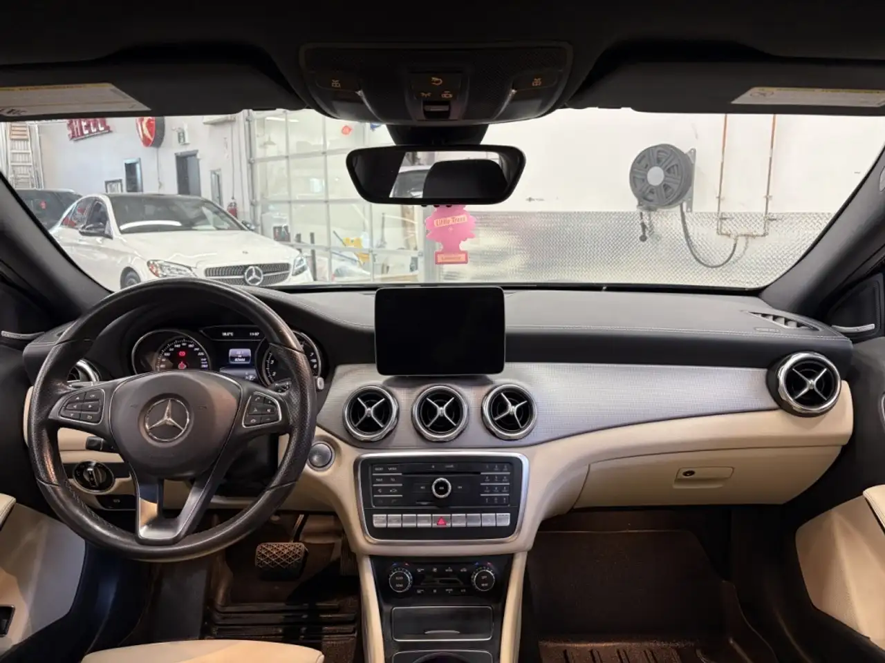 Mercedes-Benz GLA снимка Mercedes-Benz GLA