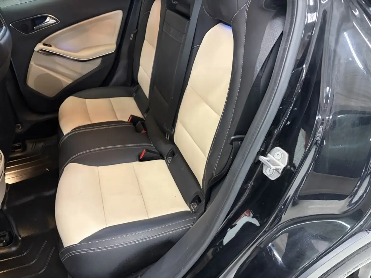 Mercedes-Benz GLA снимка Mercedes-Benz GLA