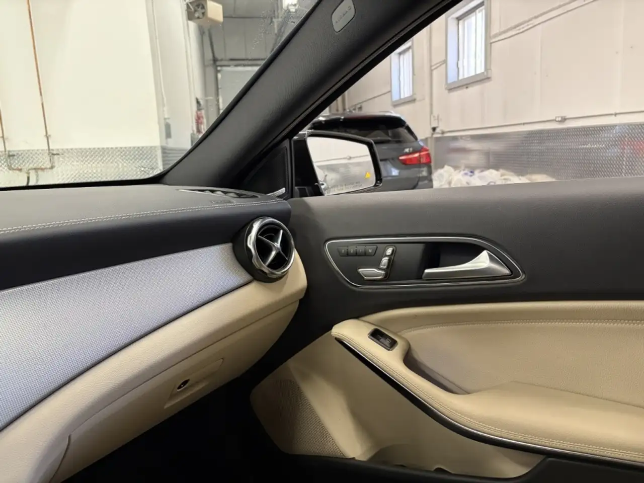Mercedes-Benz GLA снимка Mercedes-Benz GLA