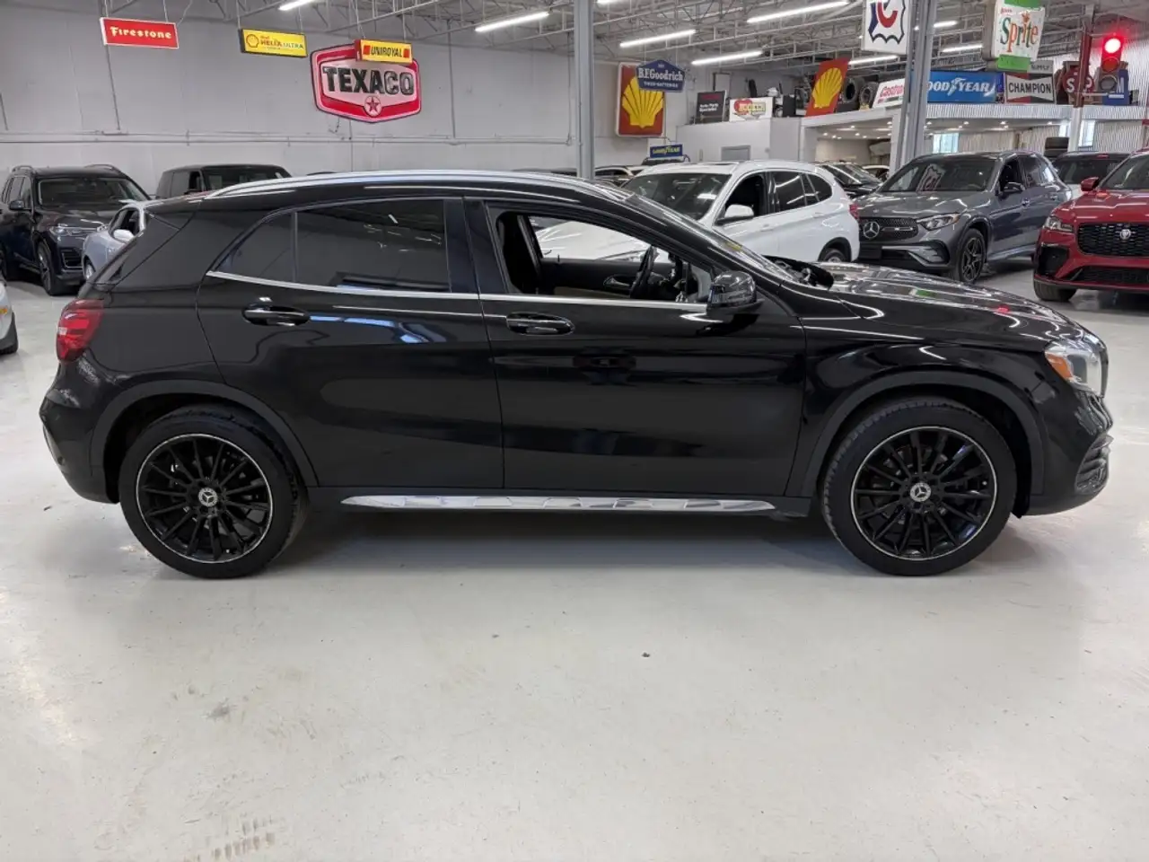 Mercedes-Benz GLA снимка Mercedes-Benz GLA