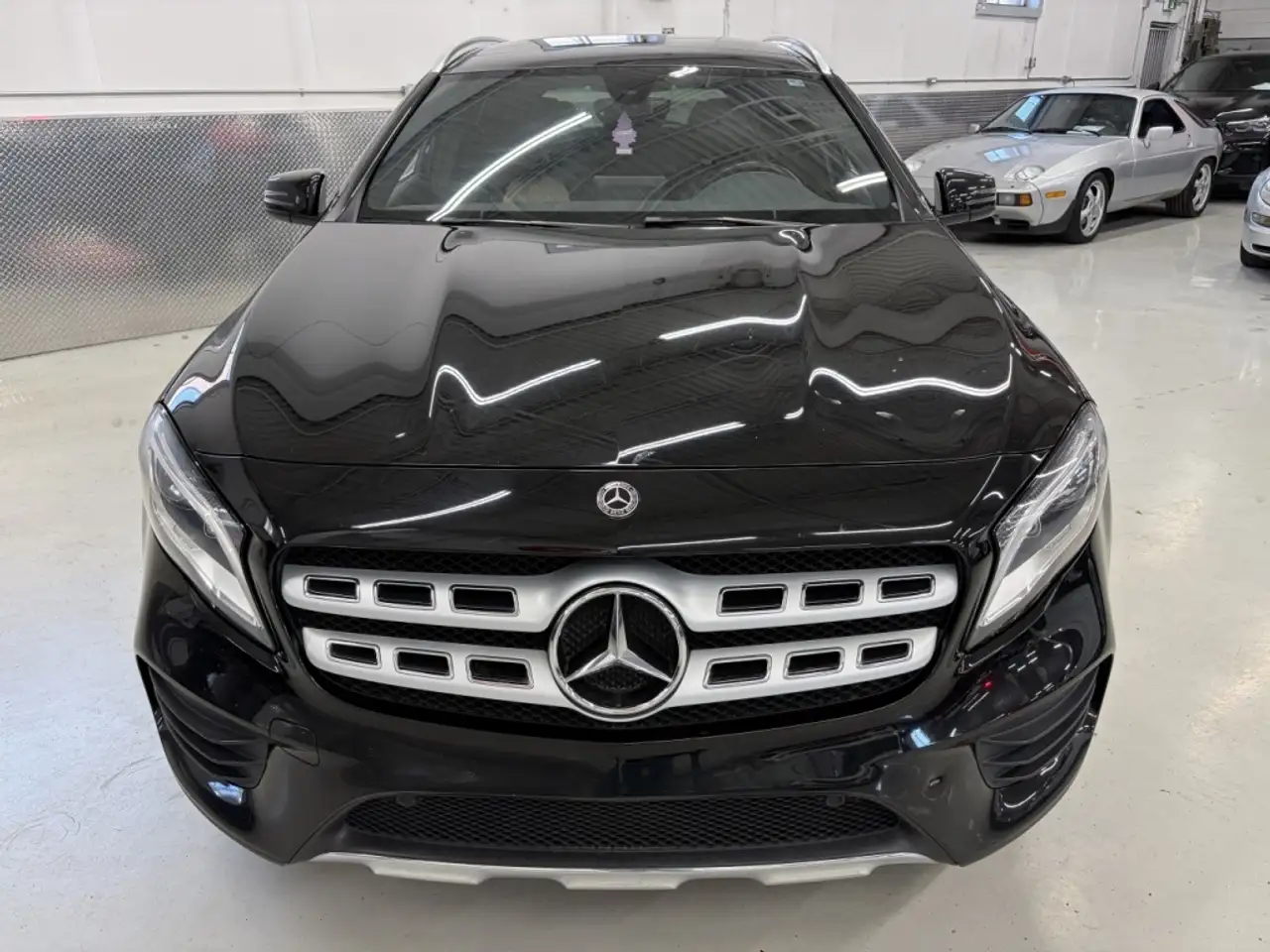 Mercedes-Benz GLA снимка Mercedes-Benz GLA