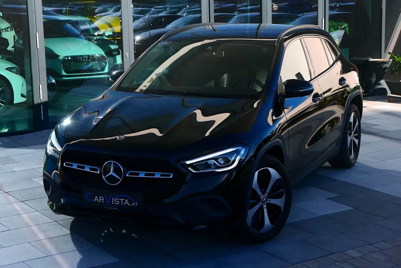 Mercedes-Benz GLA 200 d Aut. *AHK & Park-Paket* Schwarz - 2