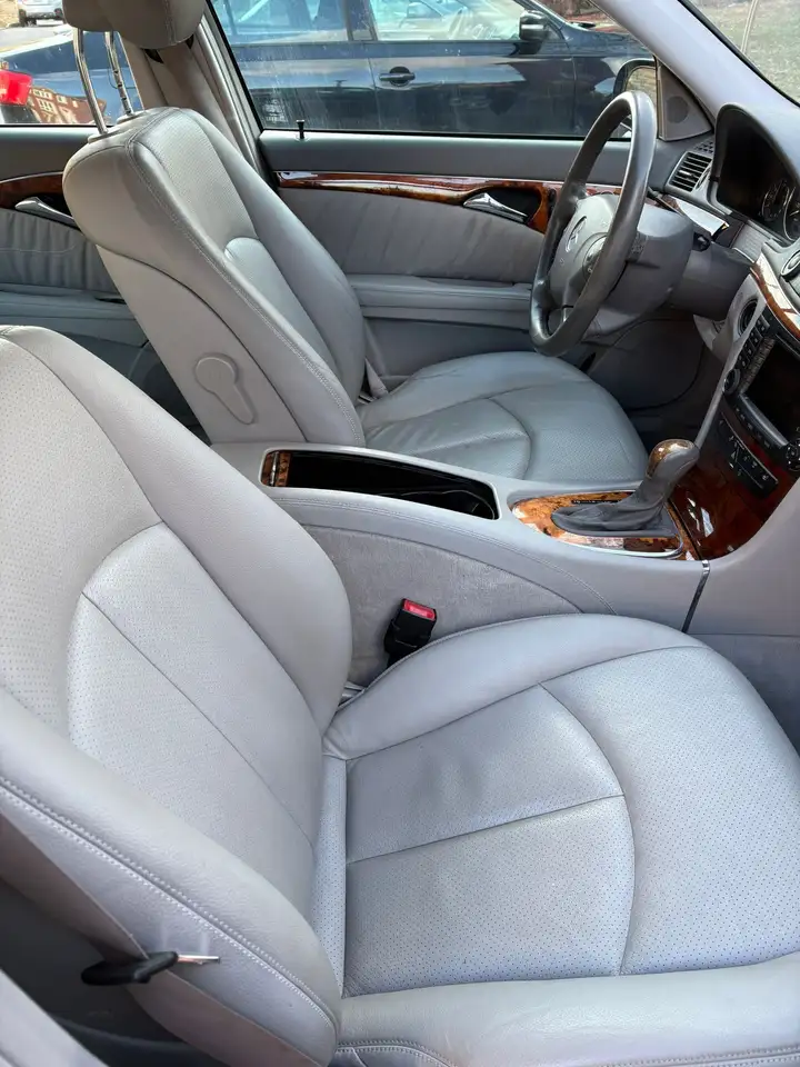 Mercedes-Benz E-Class снимка Mercedes-Benz E-Class