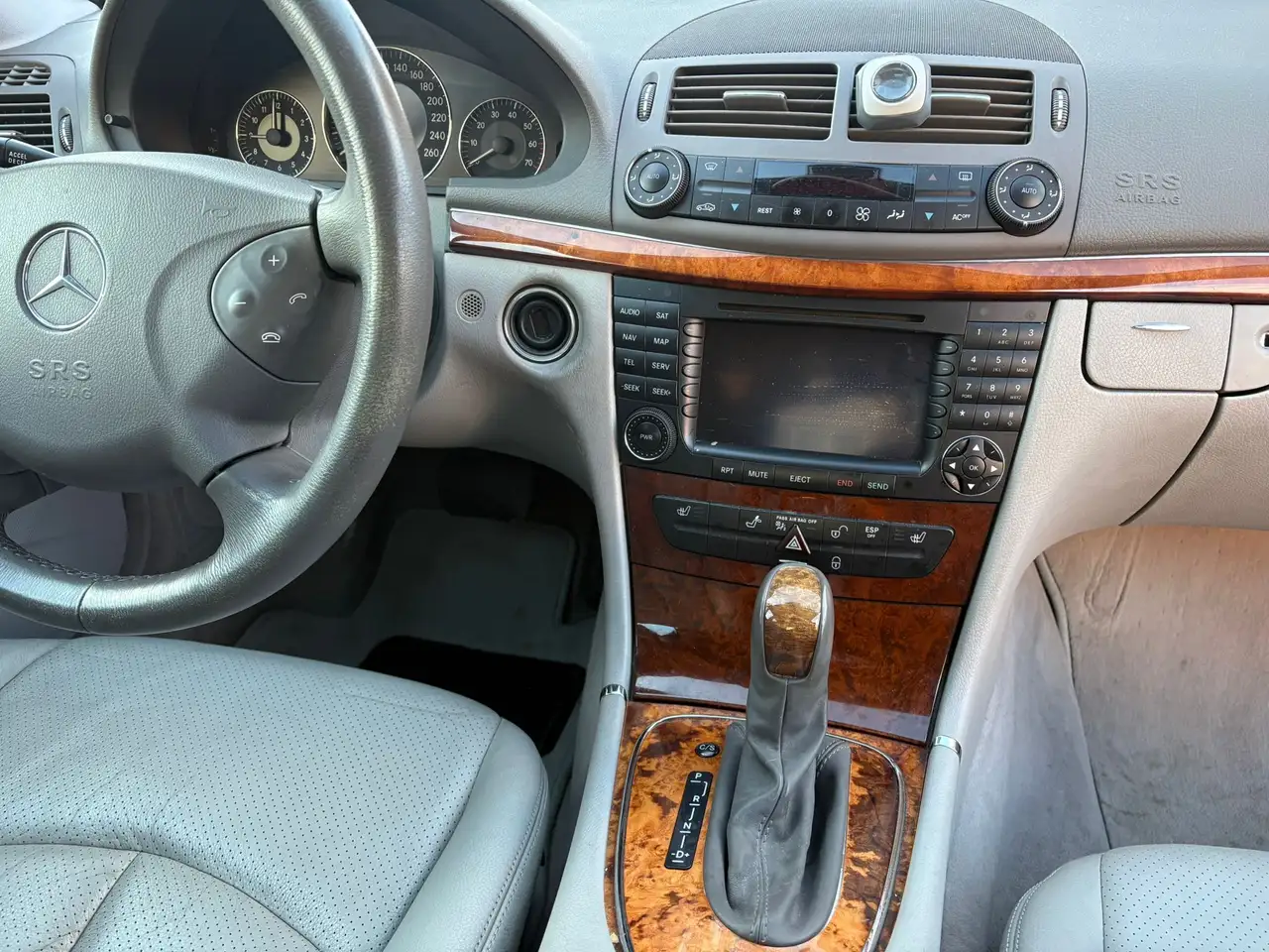 Mercedes-Benz E-Class снимка Mercedes-Benz E-Class