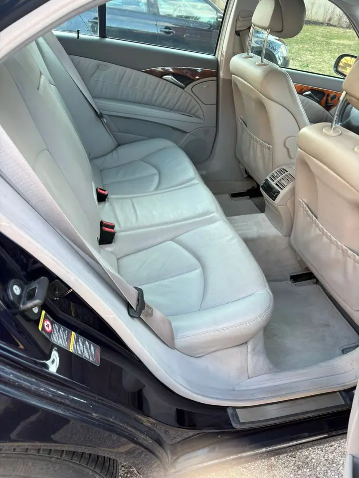 Mercedes-Benz E-Class снимка Mercedes-Benz E-Class
