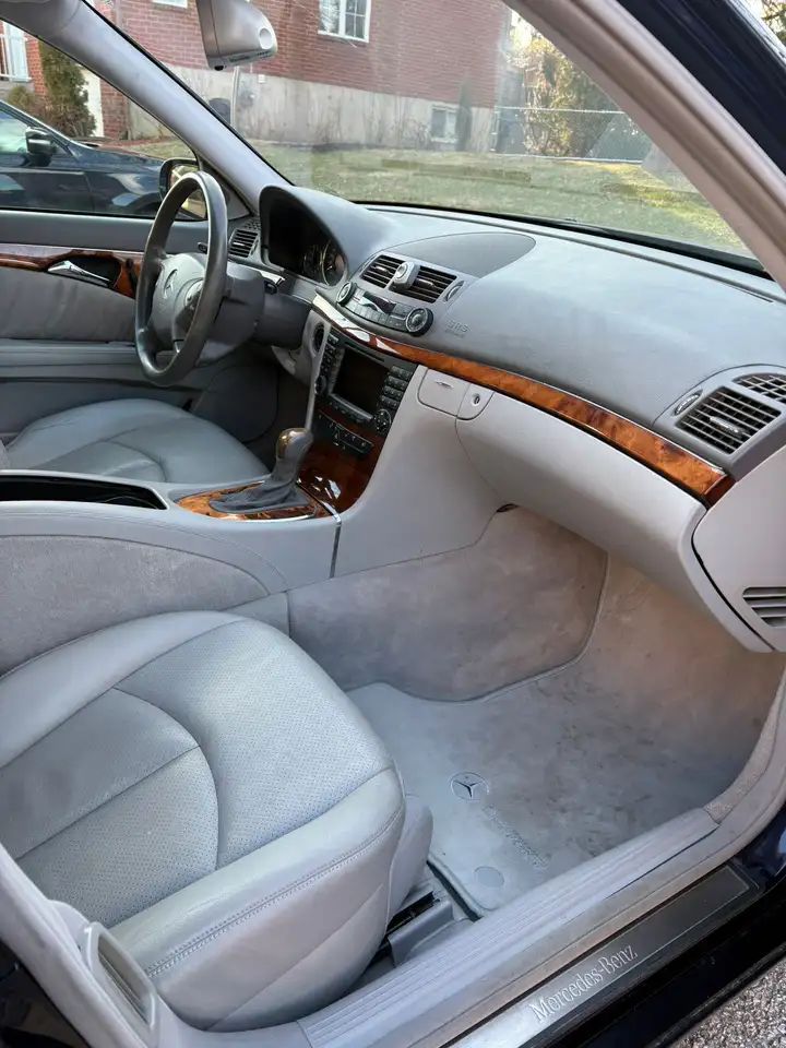 Mercedes-Benz E-Class снимка Mercedes-Benz E-Class