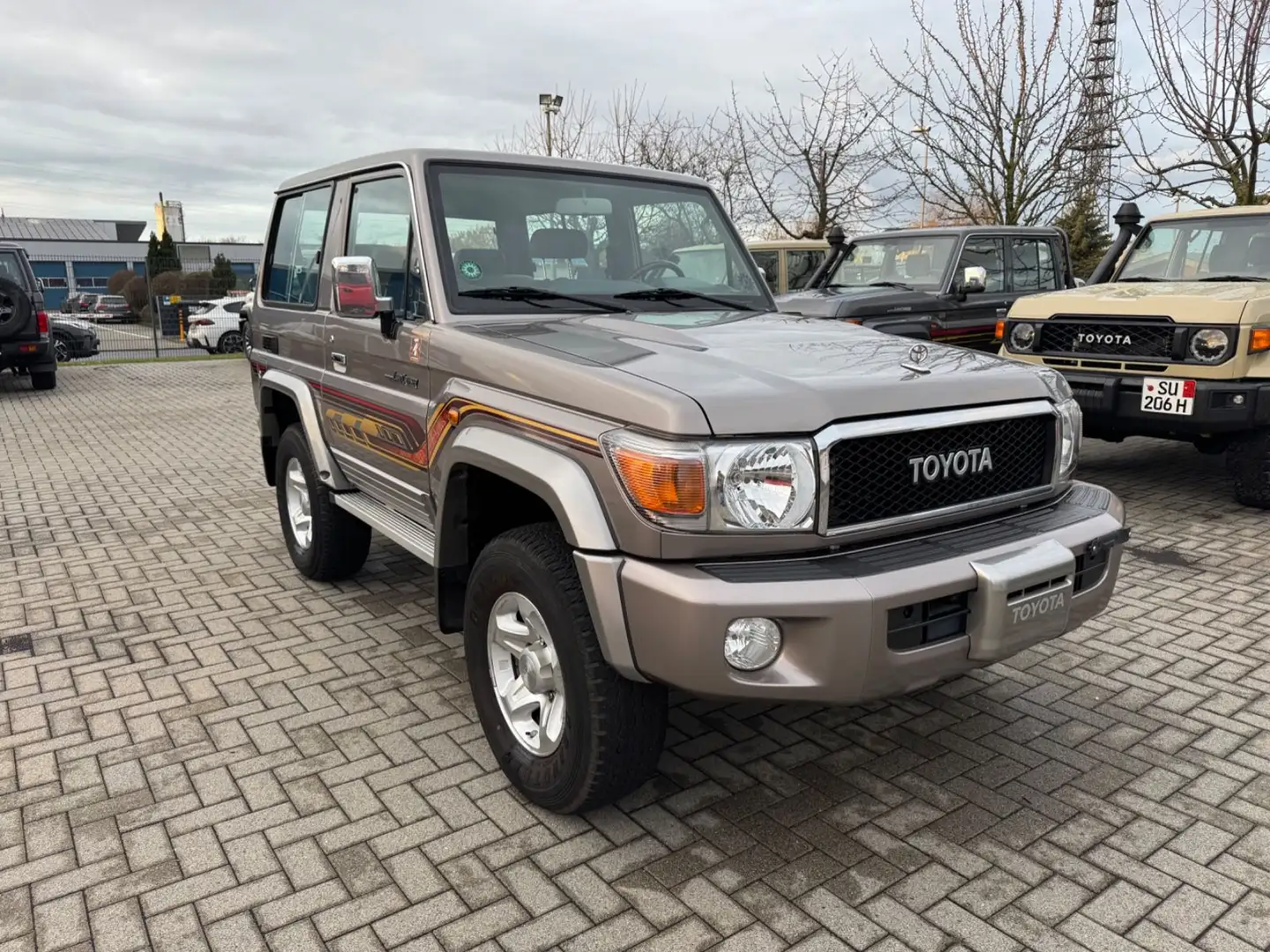 Toyota Land Cruiser GRJ 71 LX+ diff. M/T Bronce Voll. Braun - 2