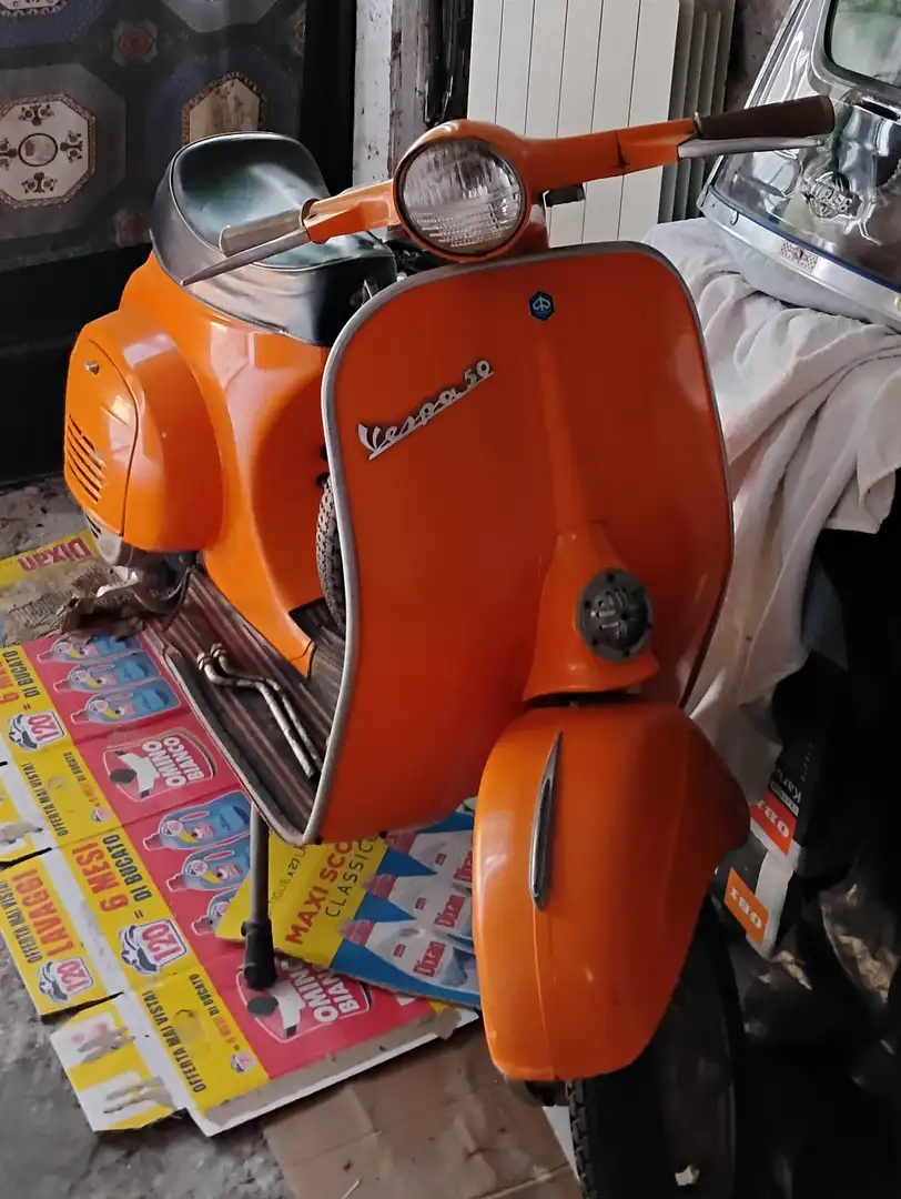 Vespa 50 R Oranžová - 1