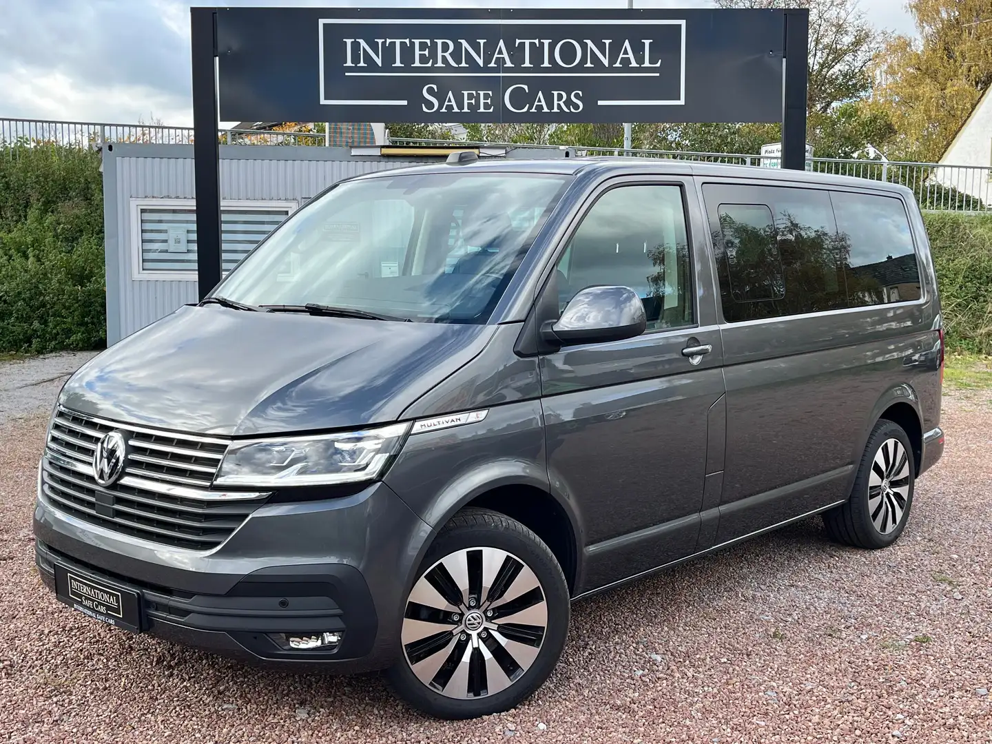 Volkswagen T6.1 Multivan 2.0 TDI DSG/Standheizung/1.Hand/8 Fach/LED/MwSt. Grau - 1