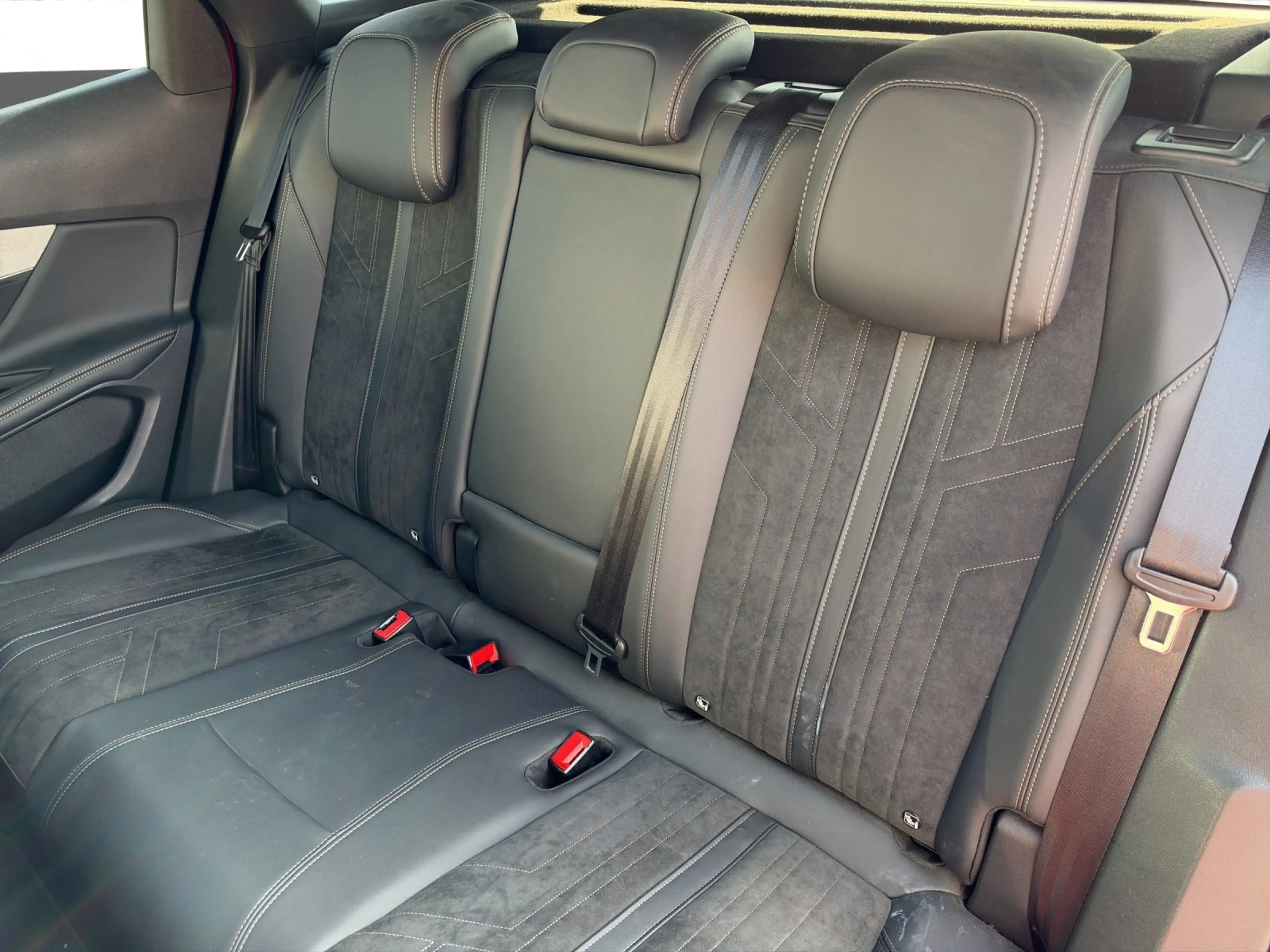 Peugeot 3008 GT Hybrid 225 Navi+Pano+SHZ+CArplay+RFK+LM — photo 11