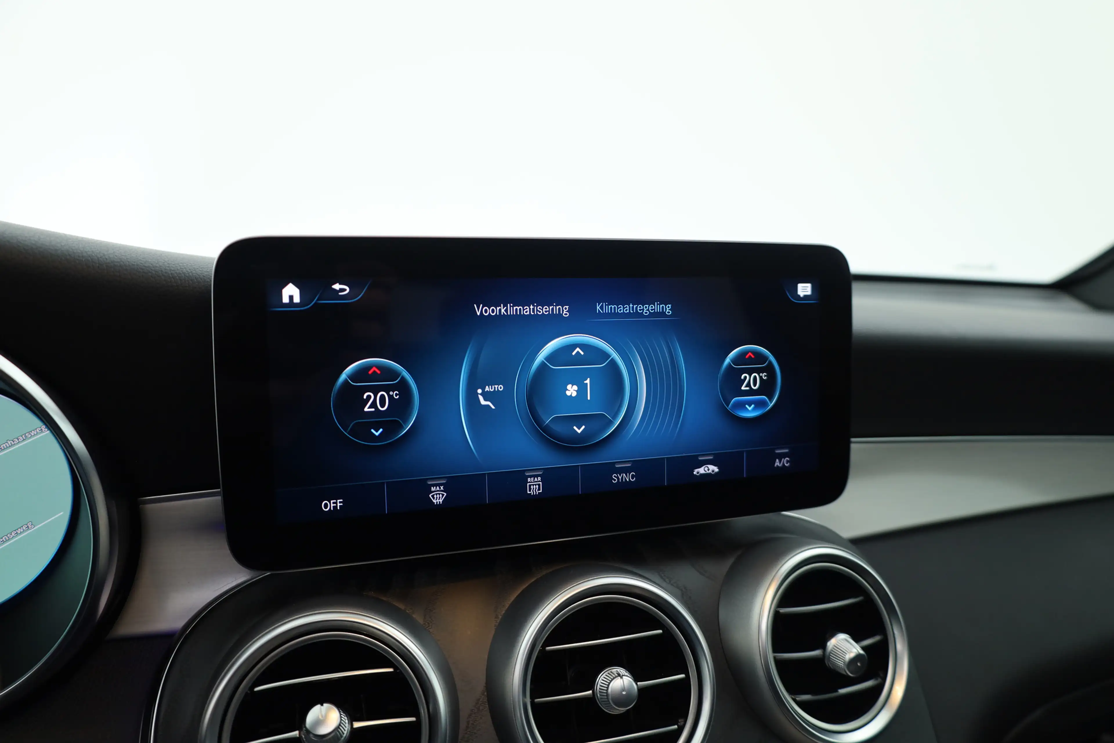 Mercedes-Benz GLC 300 Coupé 300e 4MATIC Business Solution AMG | SOH 100% — photo 36