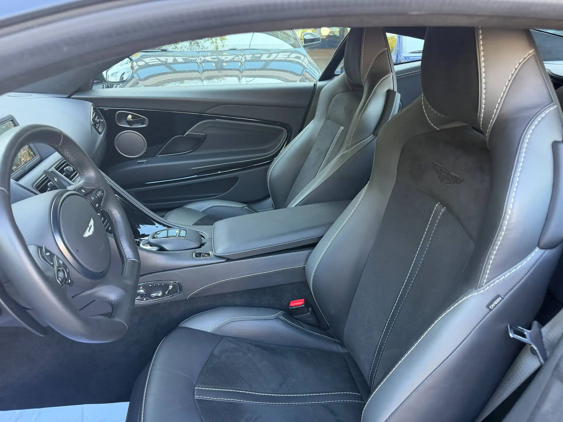 애스턴마틴 DB11 V8 2023 건메탈 사진 6