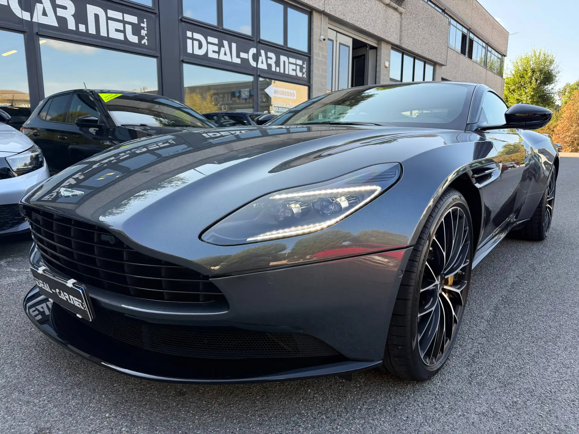 애스턴마틴 DB11 V8 2023 건메탈 사진 1
