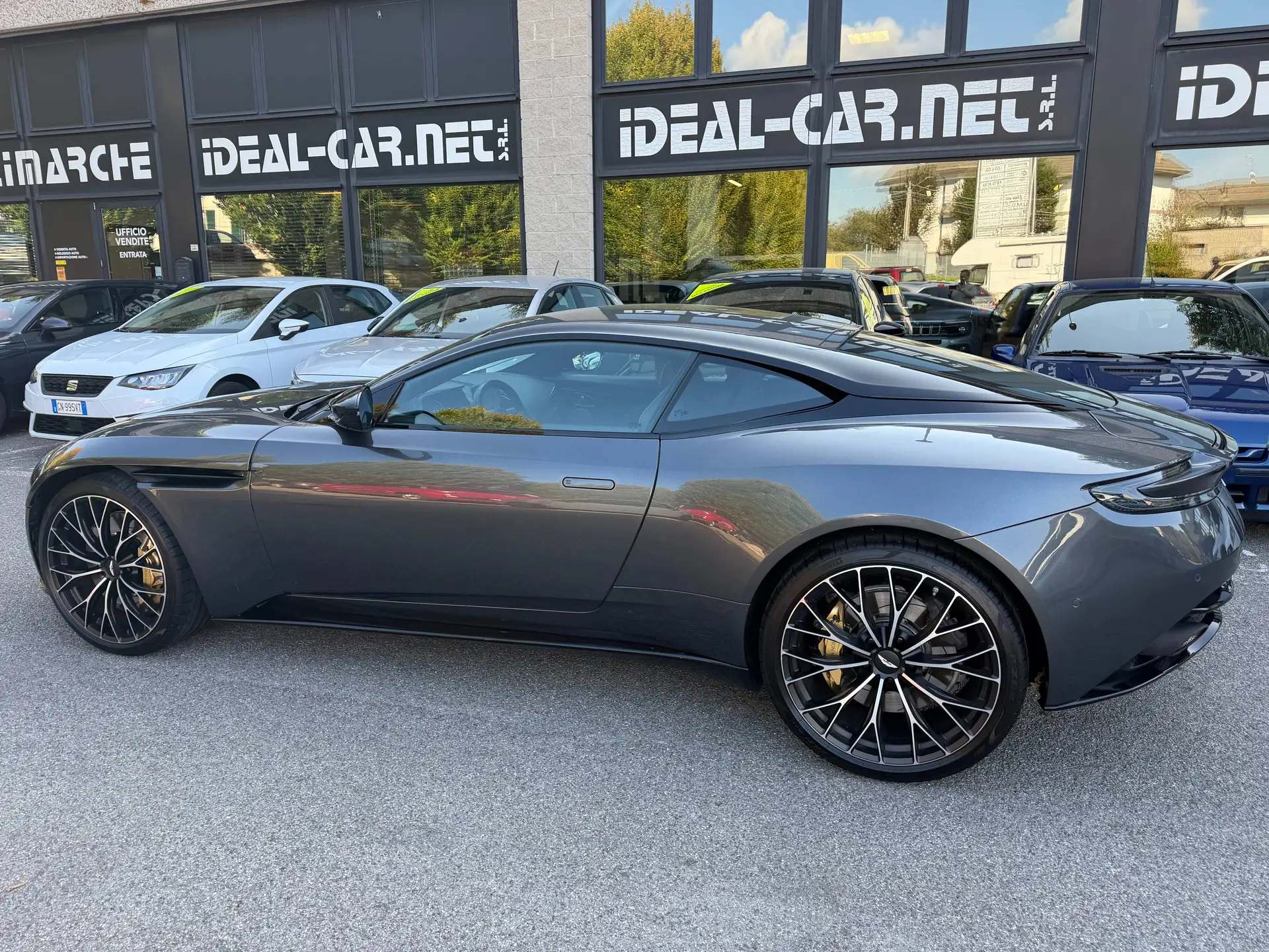 애스턴마틴 DB11 V8 2023 건메탈 사진 2