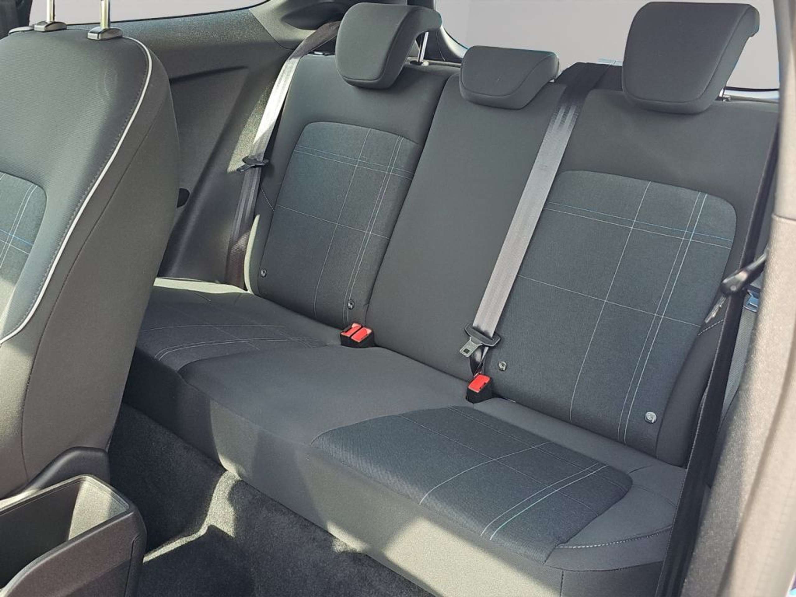 Fahrzeugabbildung Ford Fiesta 1.0 EcoBoost S&S Aut. COOL&CONNECT - mit KI generiert/bearbeitet
