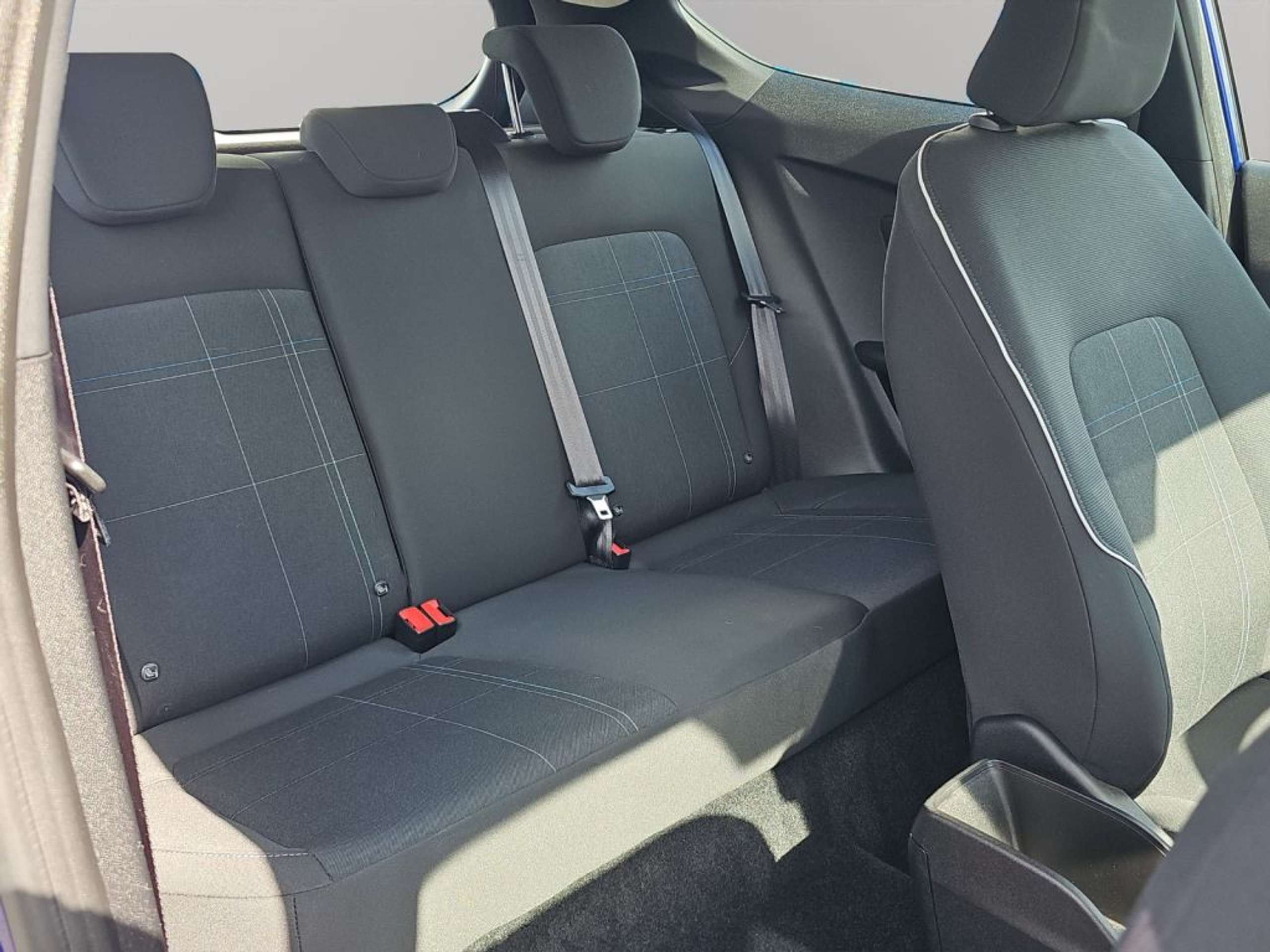Fahrzeugabbildung Ford Fiesta 1.0 EcoBoost S&S Aut. COOL&CONNECT - mit KI generiert/bearbeitet
