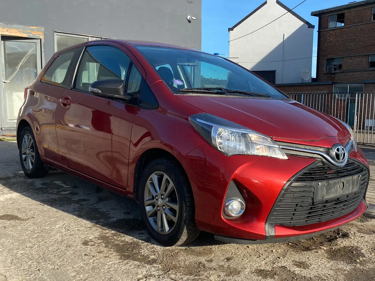 Toyota Yaris 1.0i VVT-i Active and pack Live 2 Rood - 2