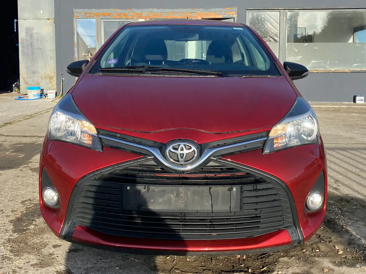 Toyota Yaris 1.0i VVT-i Active and pack Live 2 Rood - 1