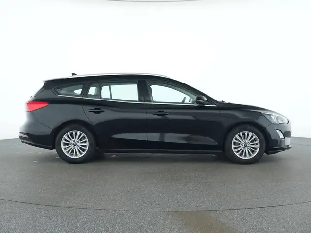 Ford Focus view 3