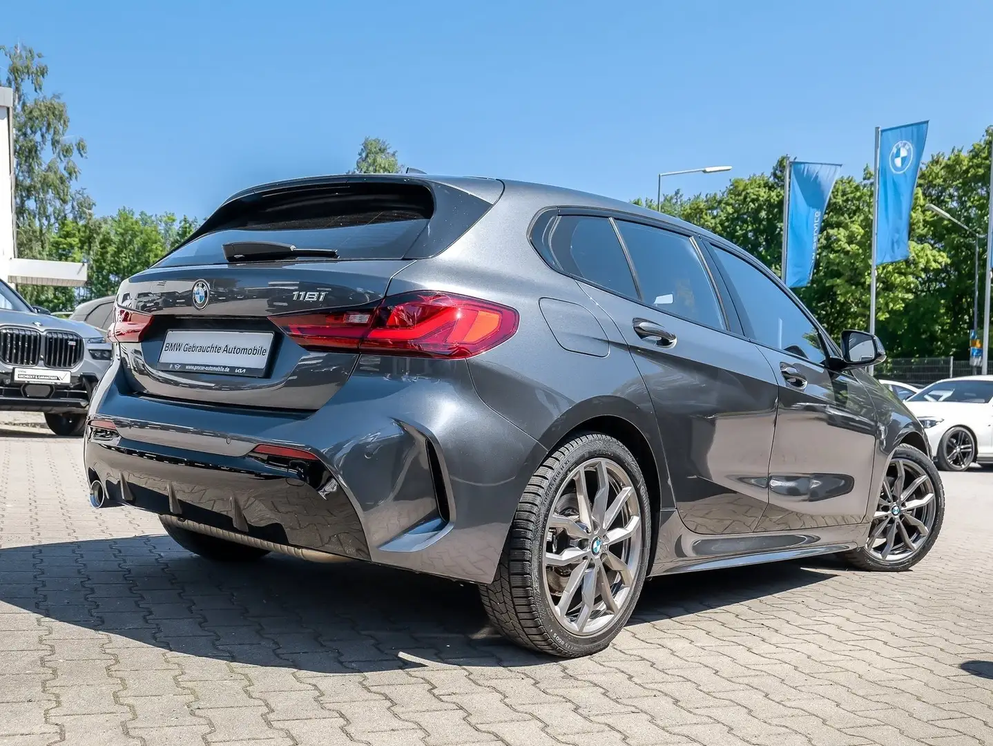 BMW 118 i M Sport PANO AHK NAVI LED Sound Syst. DAB Grau - 2