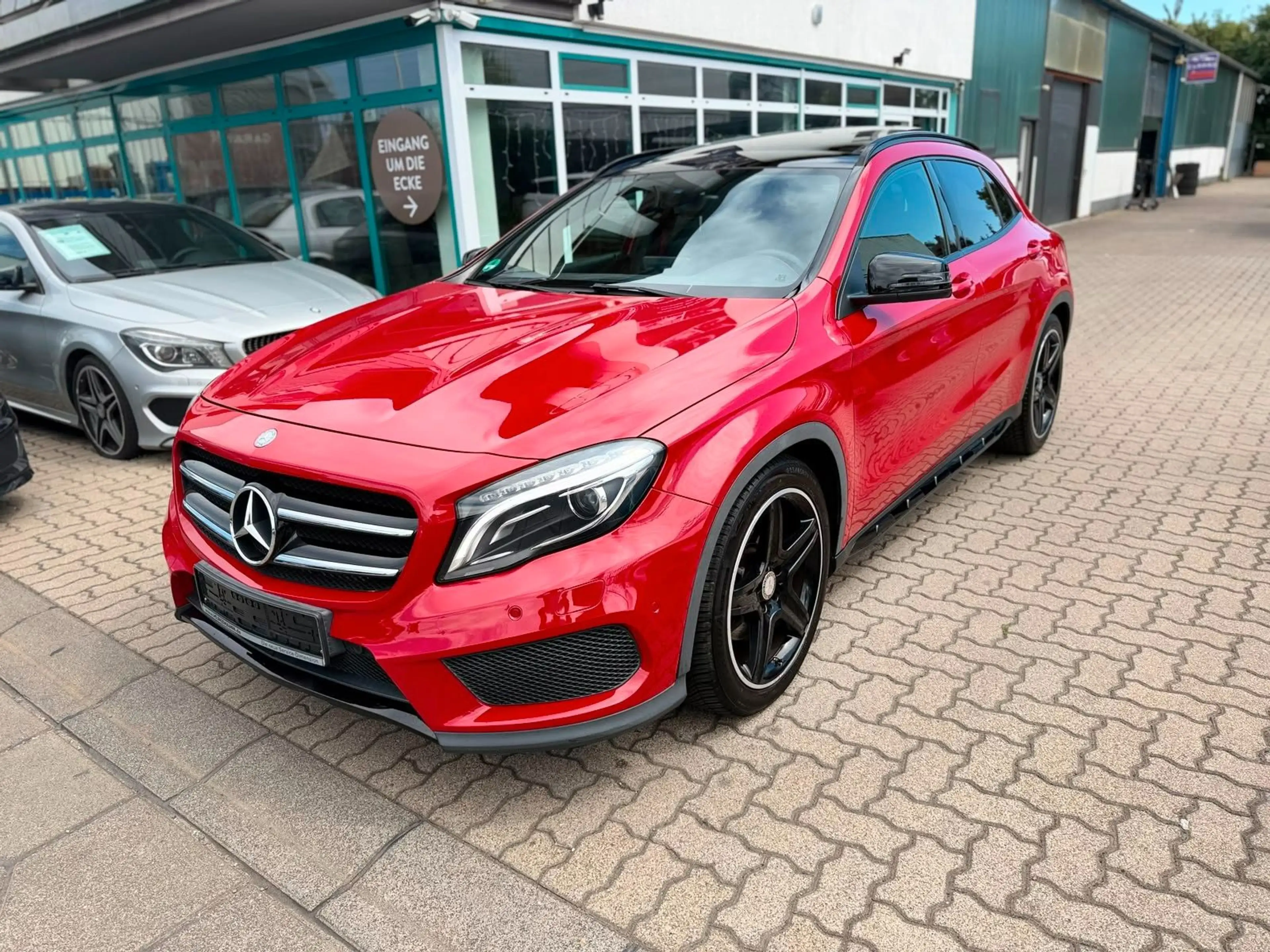 Mercedes-Benz GLA 250 *AMG*PANORAMA*BI-XENON*NIGHT-PAKET* — photo 3