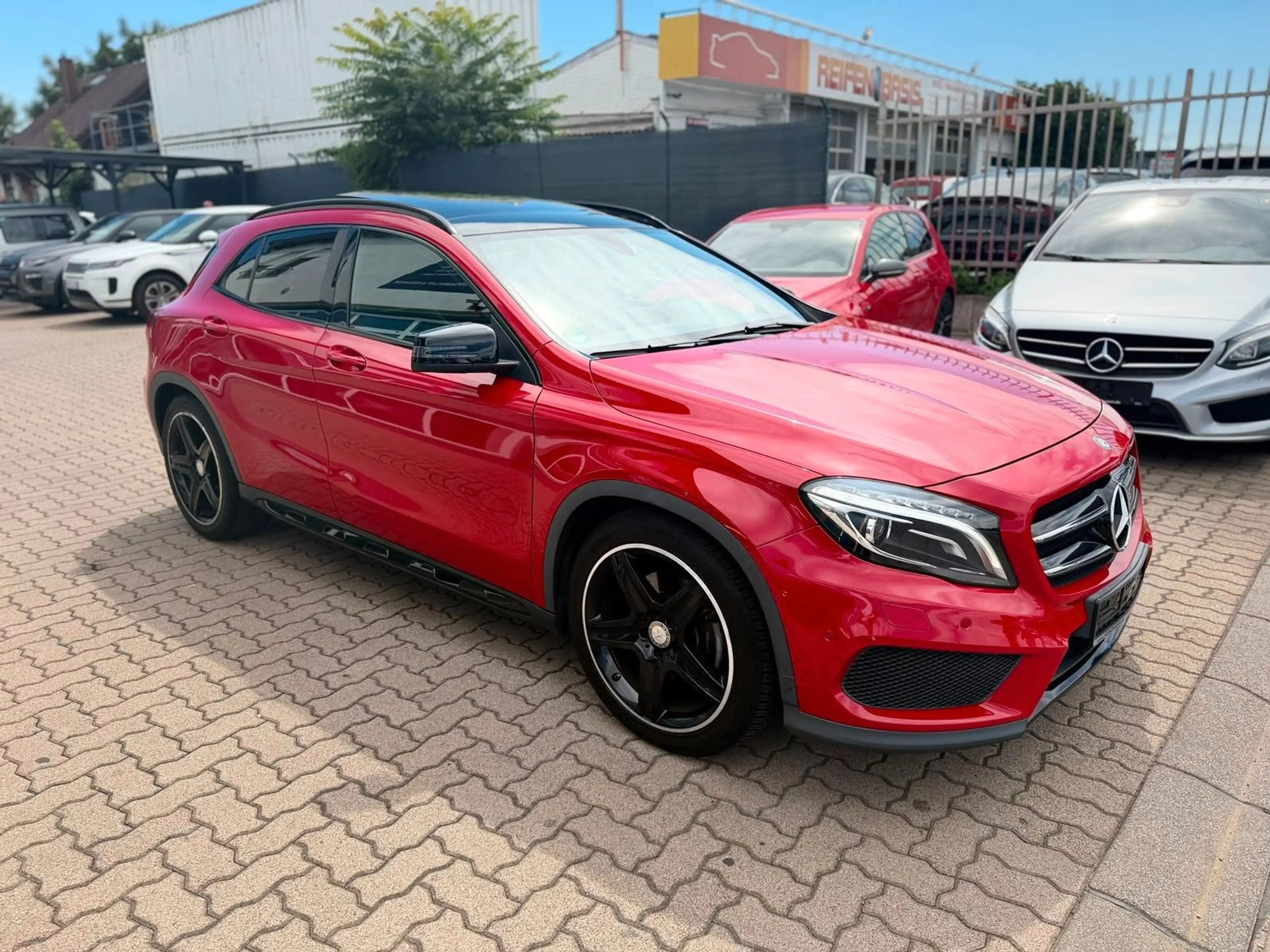 Mercedes-Benz GLA 250 *AMG*PANORAMA*BI-XENON*NIGHT-PAKET*